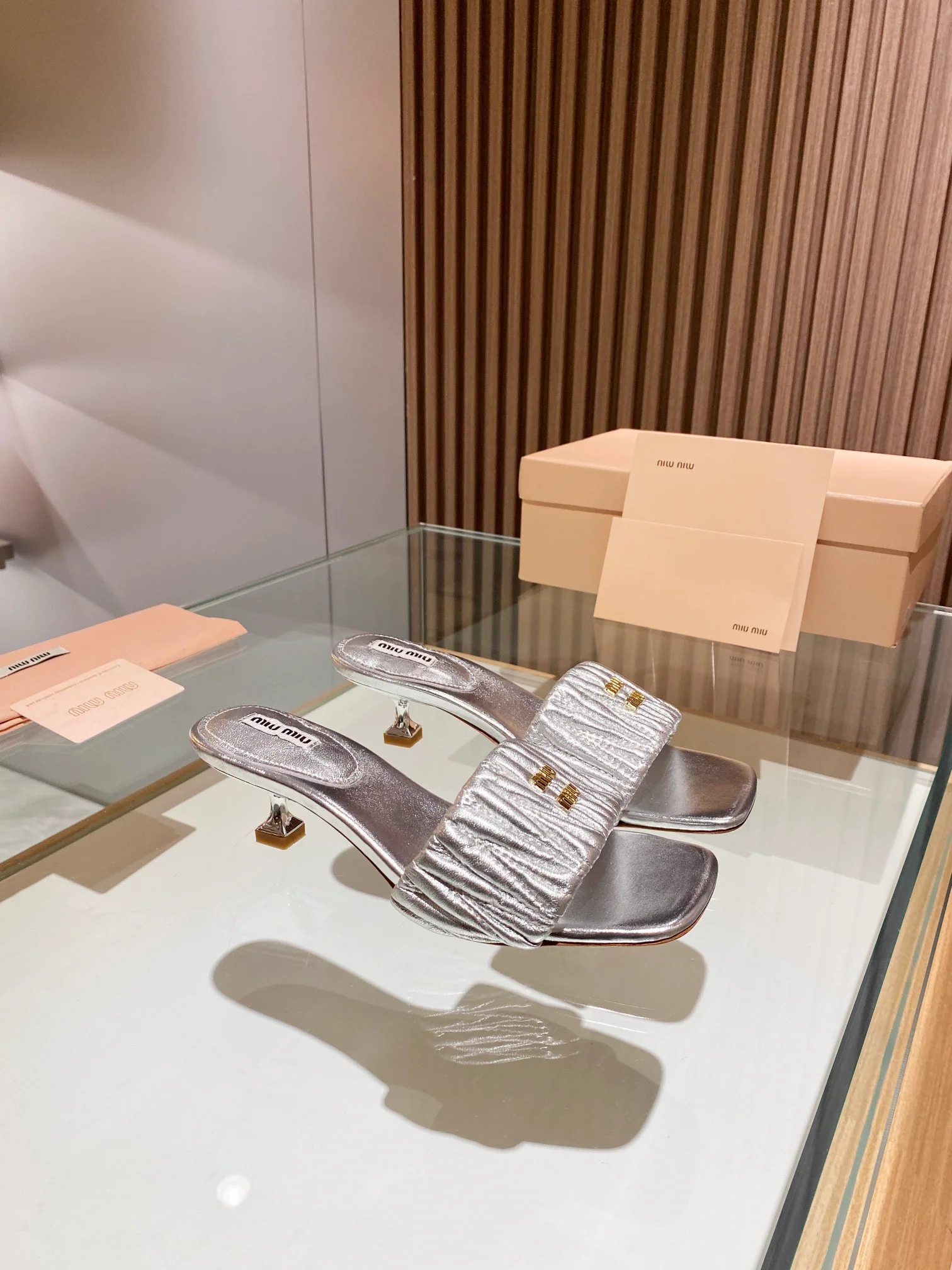 Новинка весны 2023 года от Miu Miu - Сандалии на низком каблуке - Серебристые