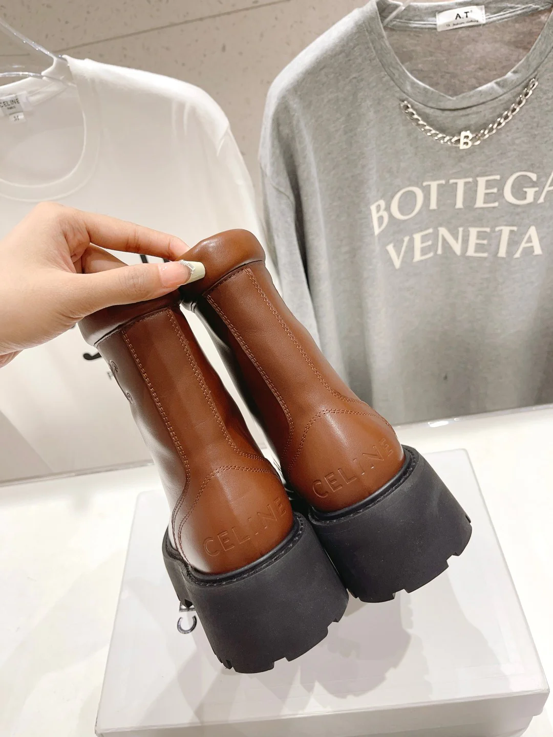 Celine - Новинка сезона осень/зима 2023 - Ботильоны из винтажной лакированной кожи с тиснением ?Триумфальная арка?