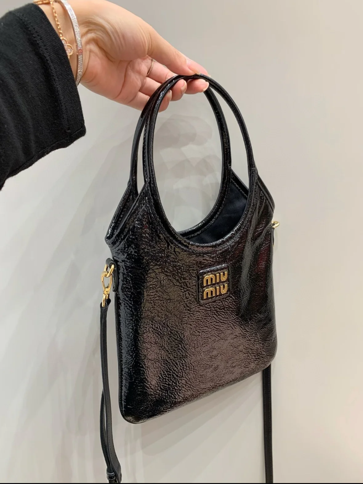 Сумка-тоут Miu Miu-5ba281m650-??? Маленькая, лакированная, черная