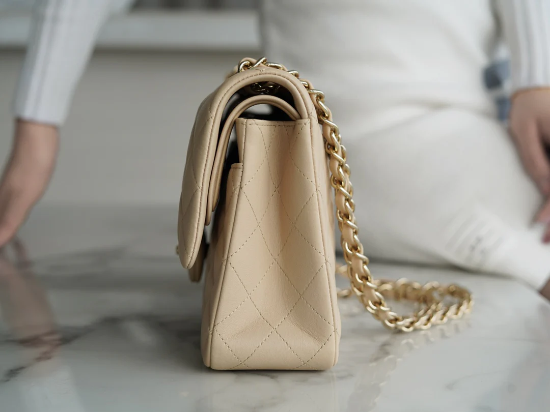 Сумка Chanel CF Medium - 25 см - из абрикосовой овечьей кожи с пряжкой из светлого золота - CF25