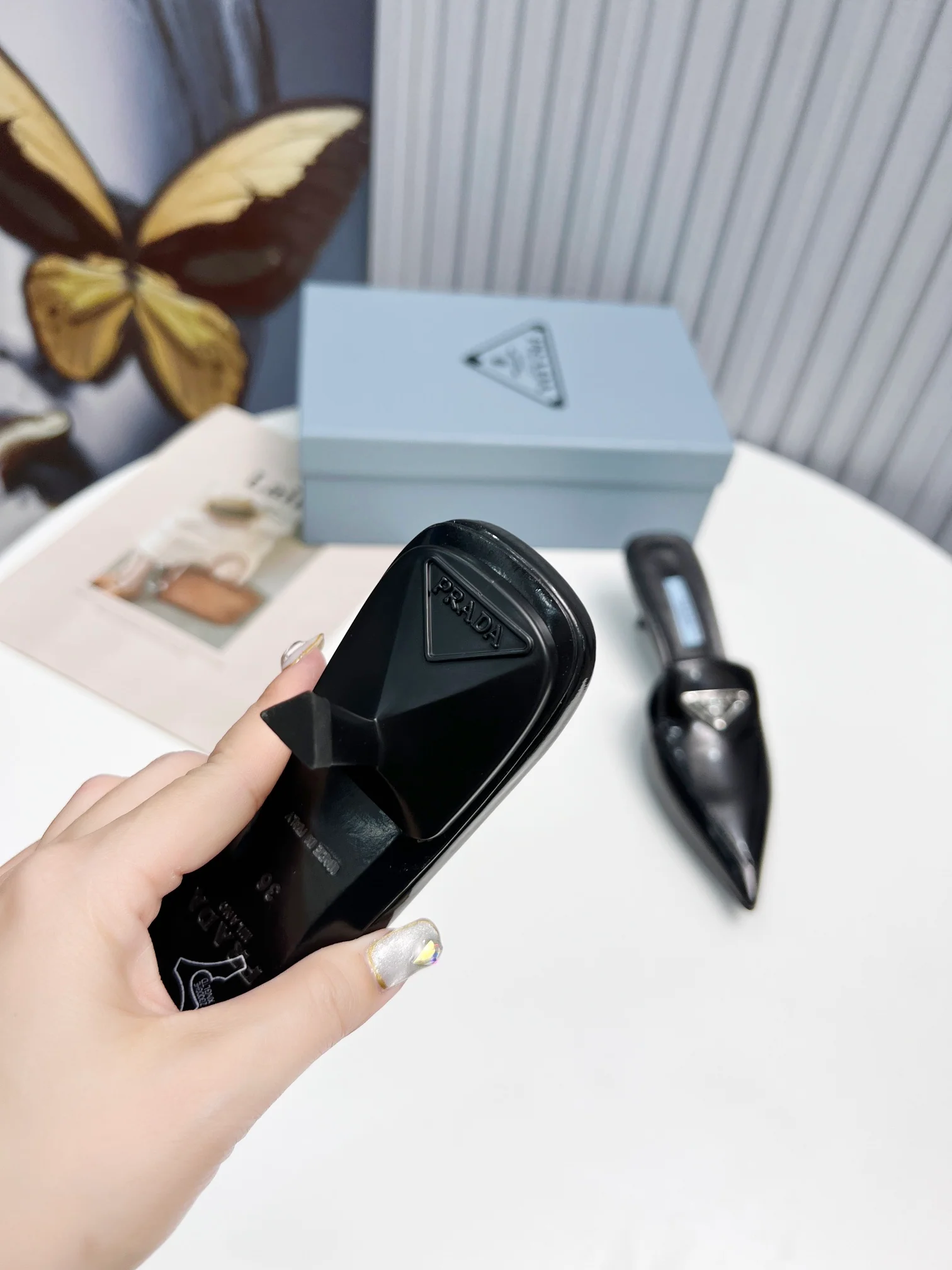 Prada - Черные сандалии с острым носком