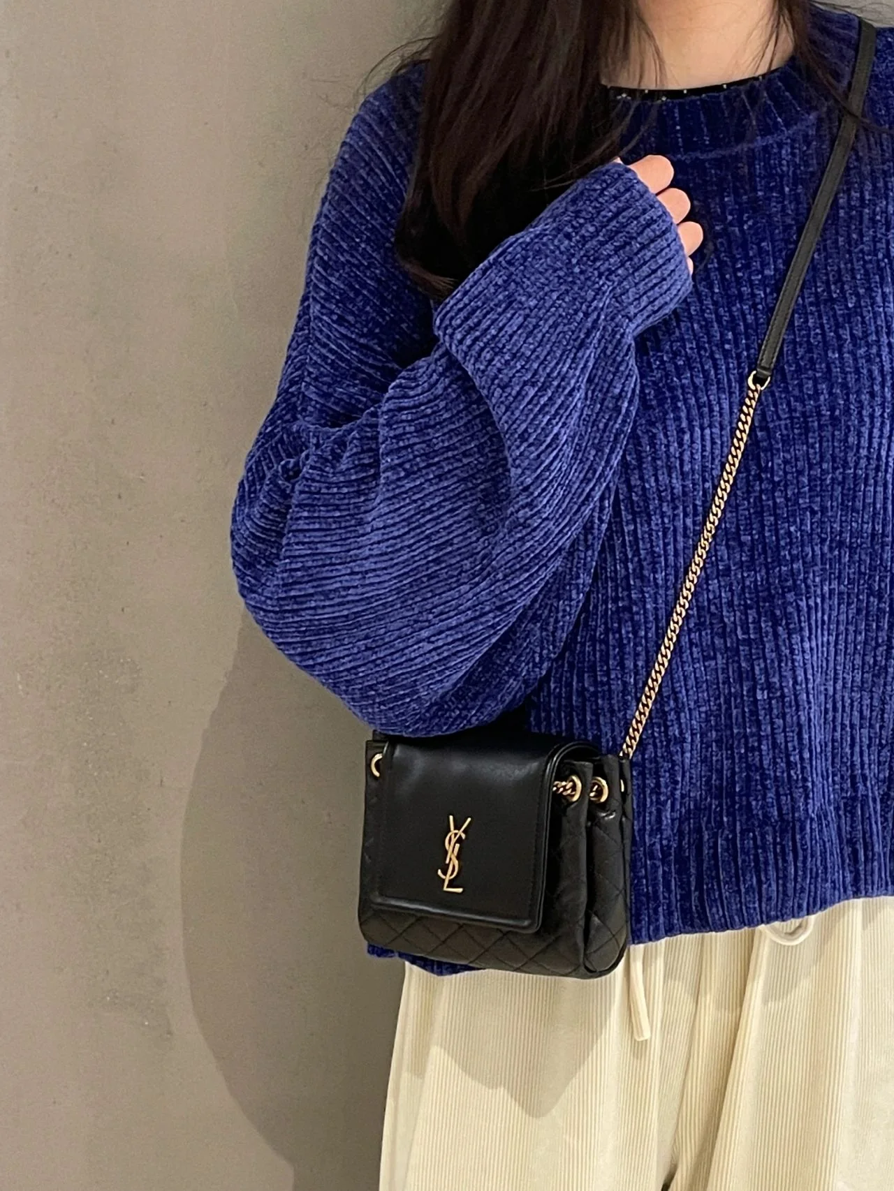 Мини-юбка YSL Nolita из черной кожи - фото в наряде.