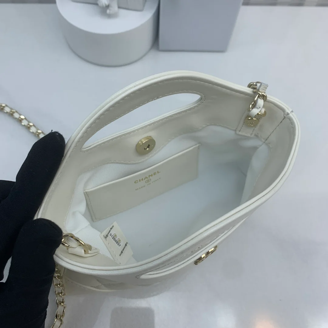 Миниатюрная сумка Chanel из овечьей кожи серии 24c31, белая.