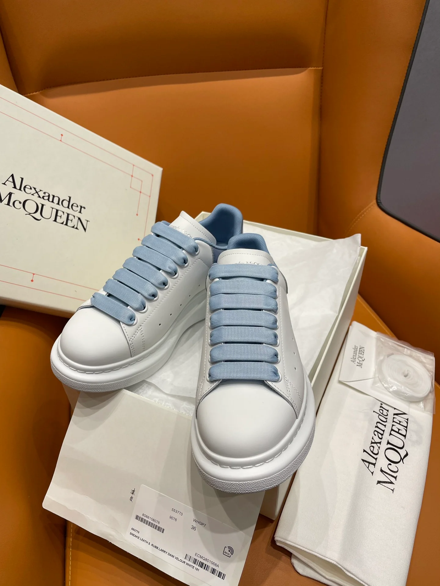 McQueen - Классические белые кроссовки - Синяя задняя часть