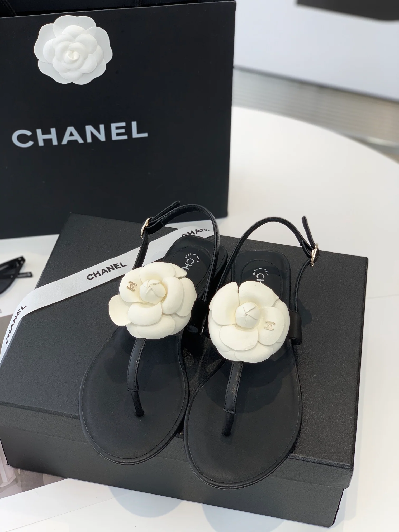 Сандалии Chanel 22a Métiers d'Art из коллекции Métiers d'Art, украшенные камелиями, размеры 35-39.