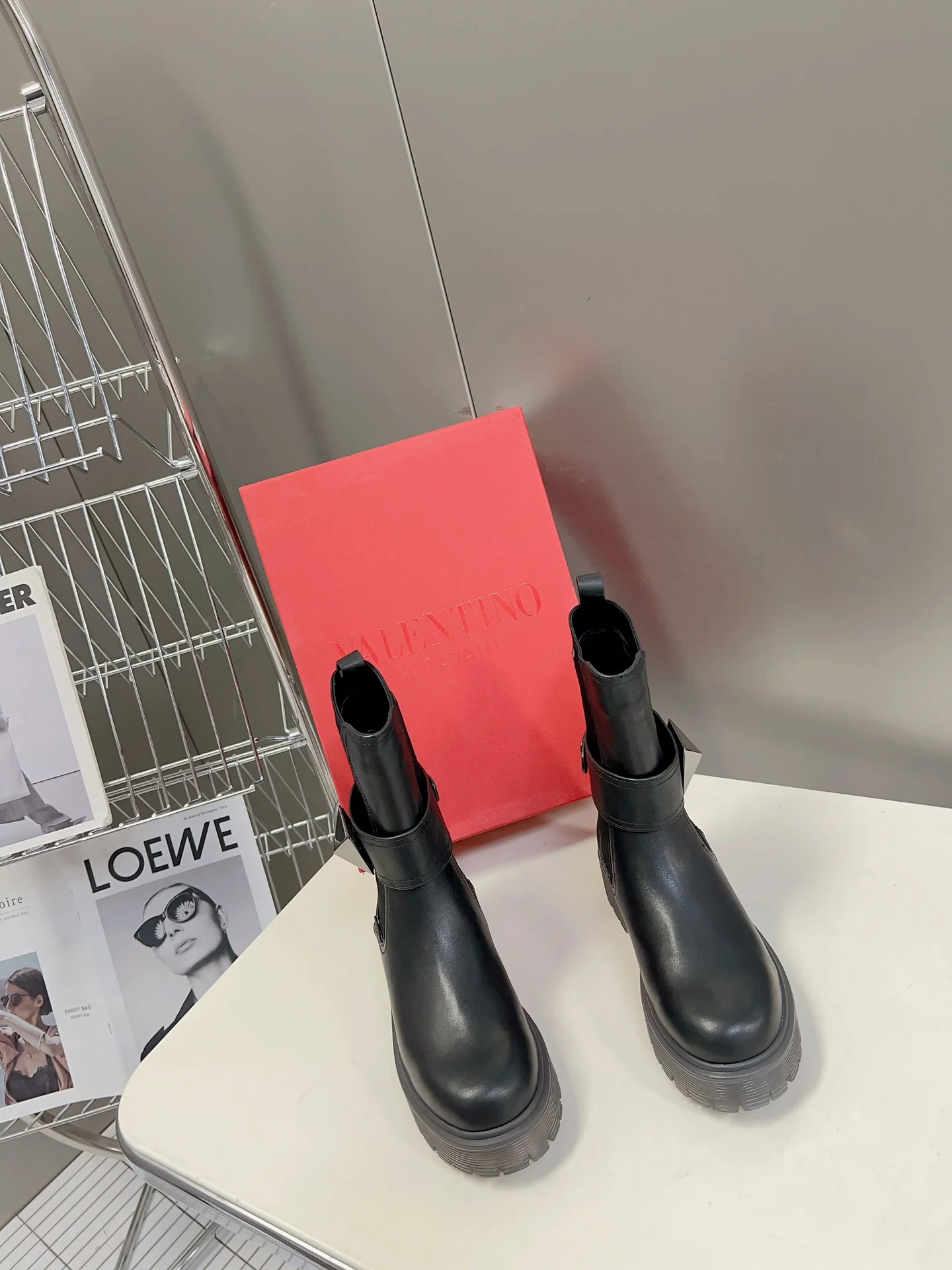 Коллекция Valentino осень/зима 2023, представленная на подиуме - Ботильоны - С крупными заклепками сбоку - Черные