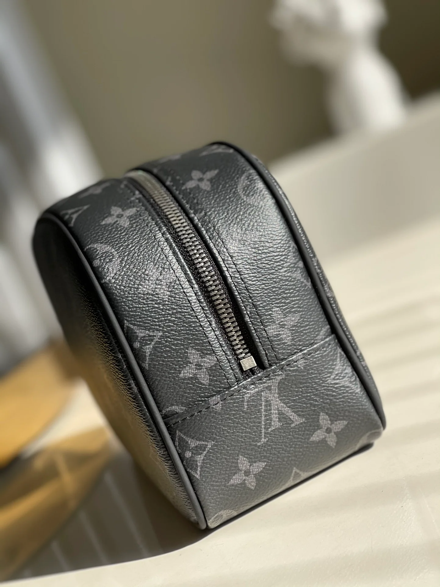 lv-m47527-damier canvas toiletry bag-clutch-1