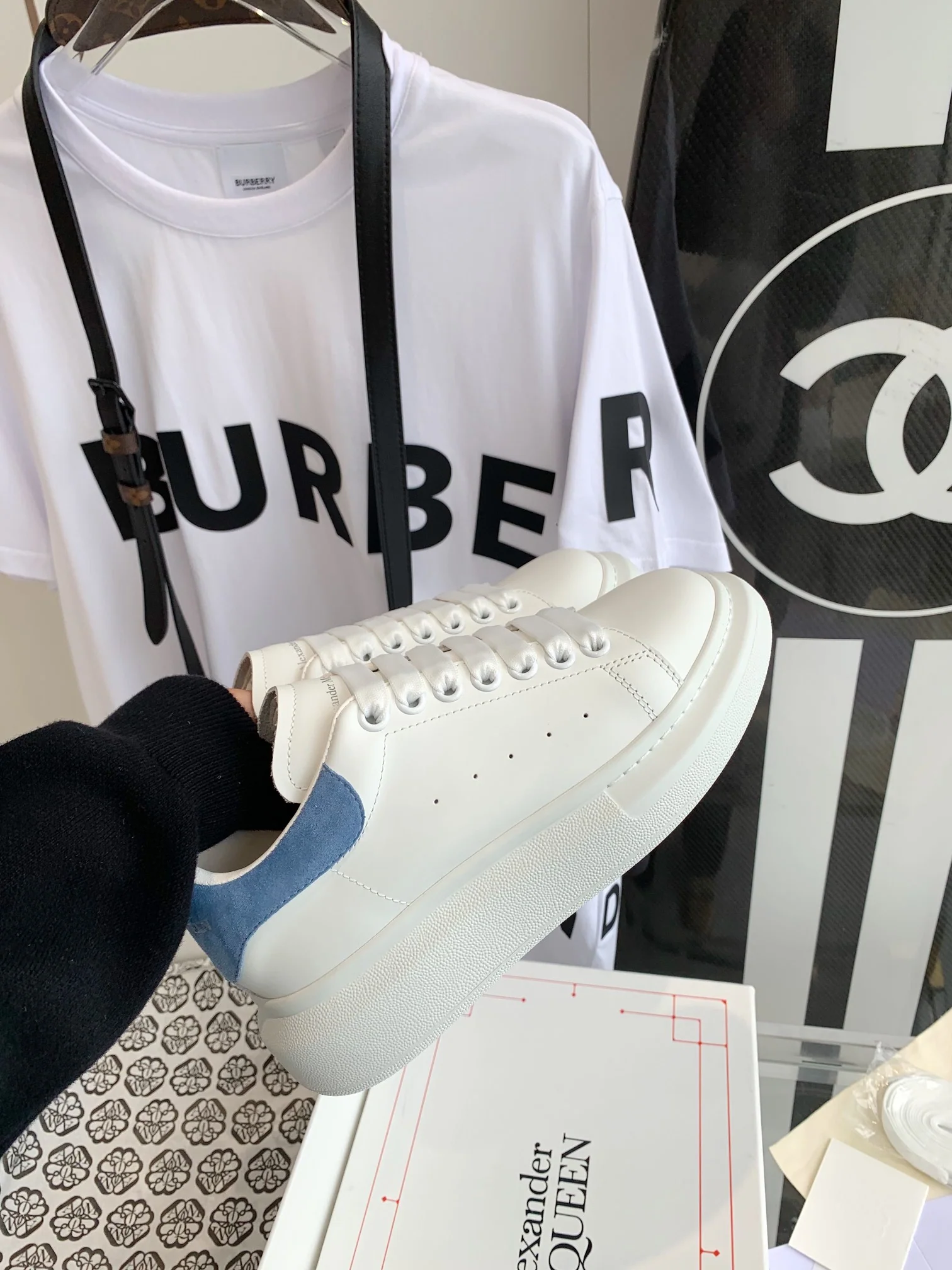 Классические белые кроссовки McQueen - синяя задняя часть - 1