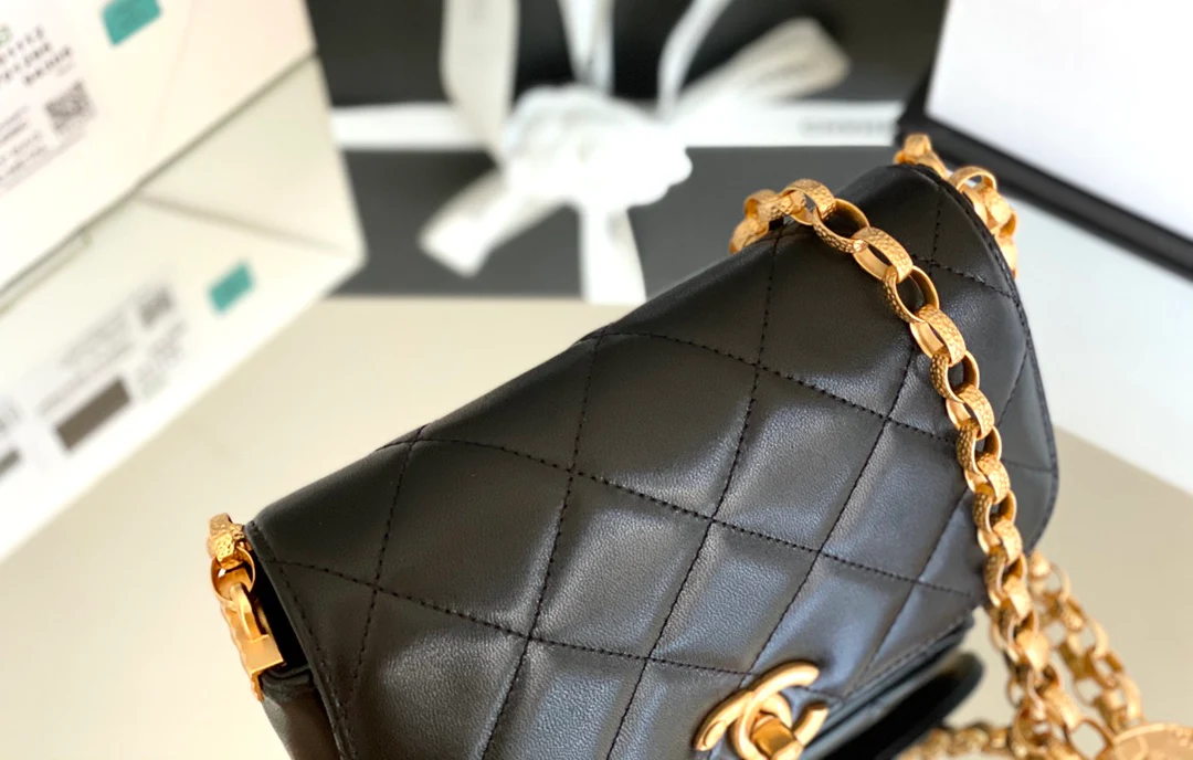 Chanel - Винтажная золотая сумка с клапаном и цепочкой из золотых монет