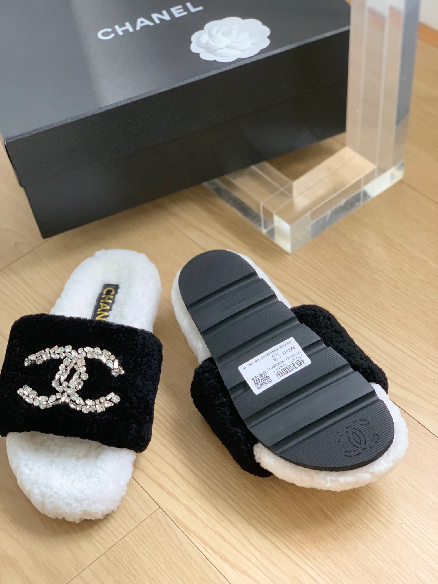 Новинка сезона осень/зима 2023 от Chanel - Домашние тапочки из овечьей шерсти с резиновой подошвой - Черно-белые