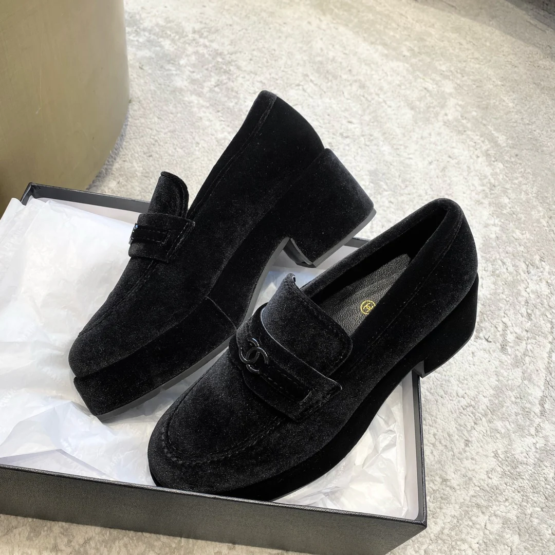 Новинка сезона весна/лето 2023 от Chanel - Лоферы на платформе - Замшевые, черные