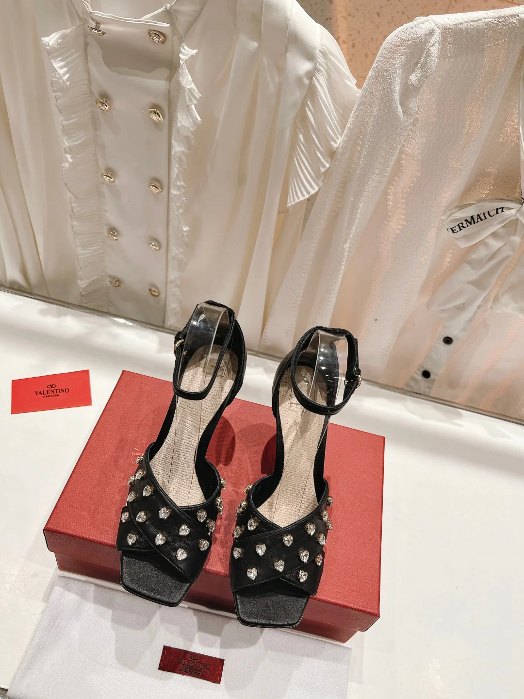 Новинка сезона весна/лето 2023 от Valentino - Босоножки на высоком каблуке со стразами - 7-5 см - Черные