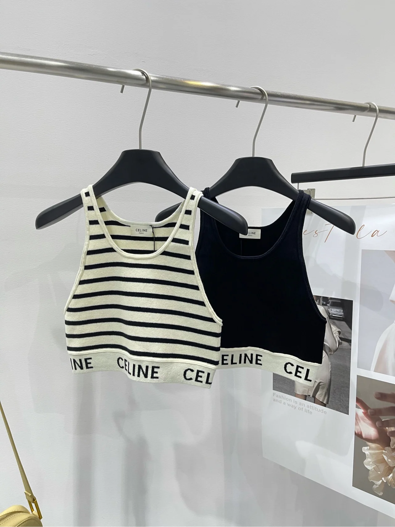 Celine-2403 Короткий жилет с вырезом на спине, бежевыми полосками, черной и белой отделкой.