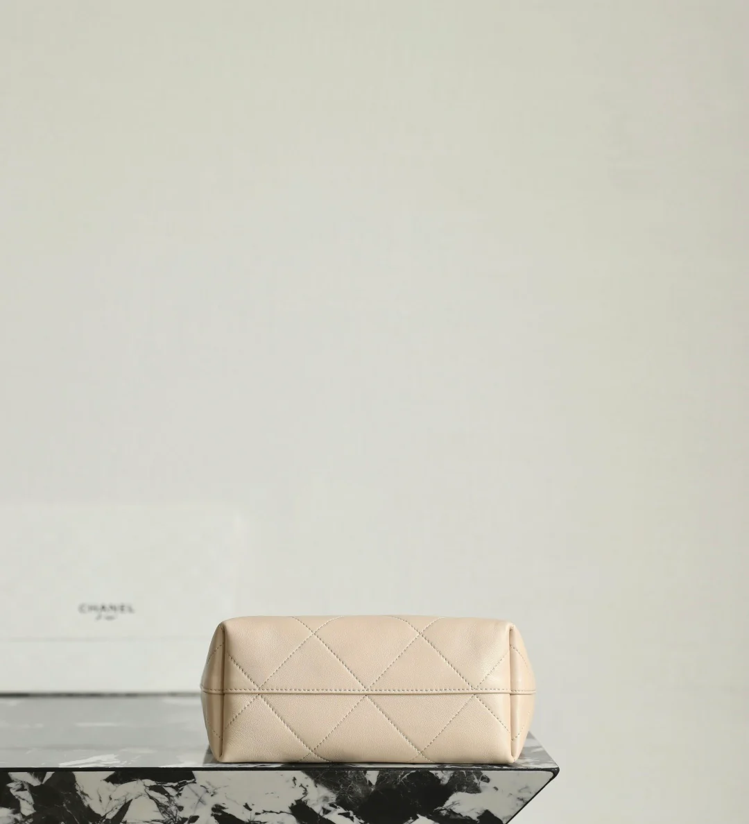 Chanel - ??? - Сумка в стиле хиппи ???? Маленькая - Светло-абрикосовый - Золотистая фурнитура