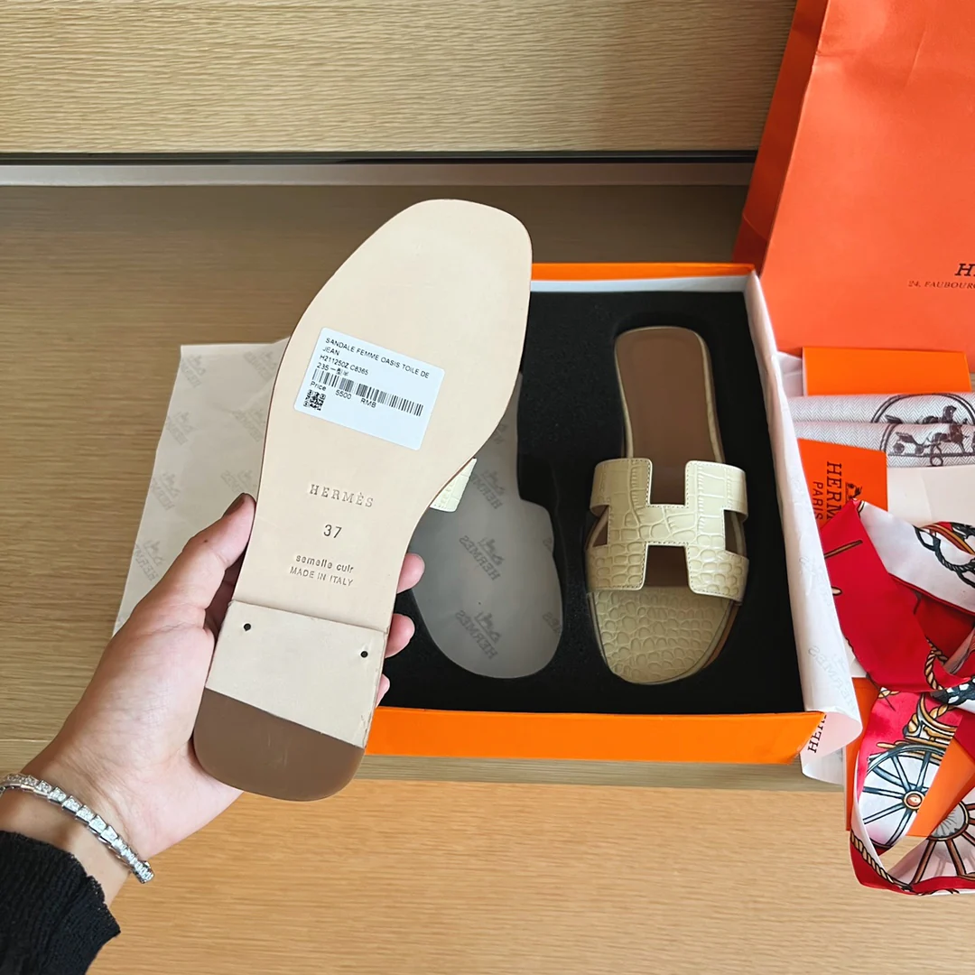 Сандалии Hermes на плоской подошве с крокодиловым принтом