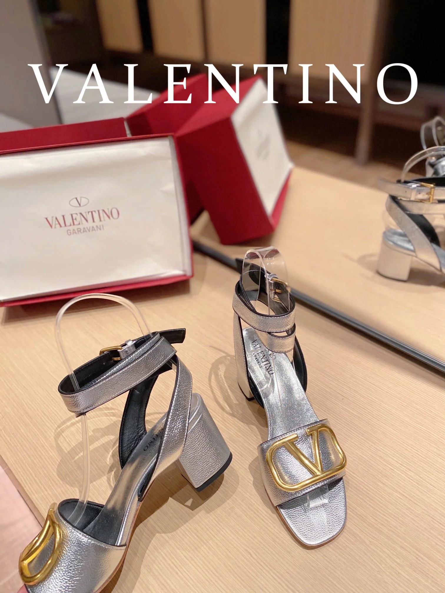 Valentino - Сандалии и туфли на массивном каблуке