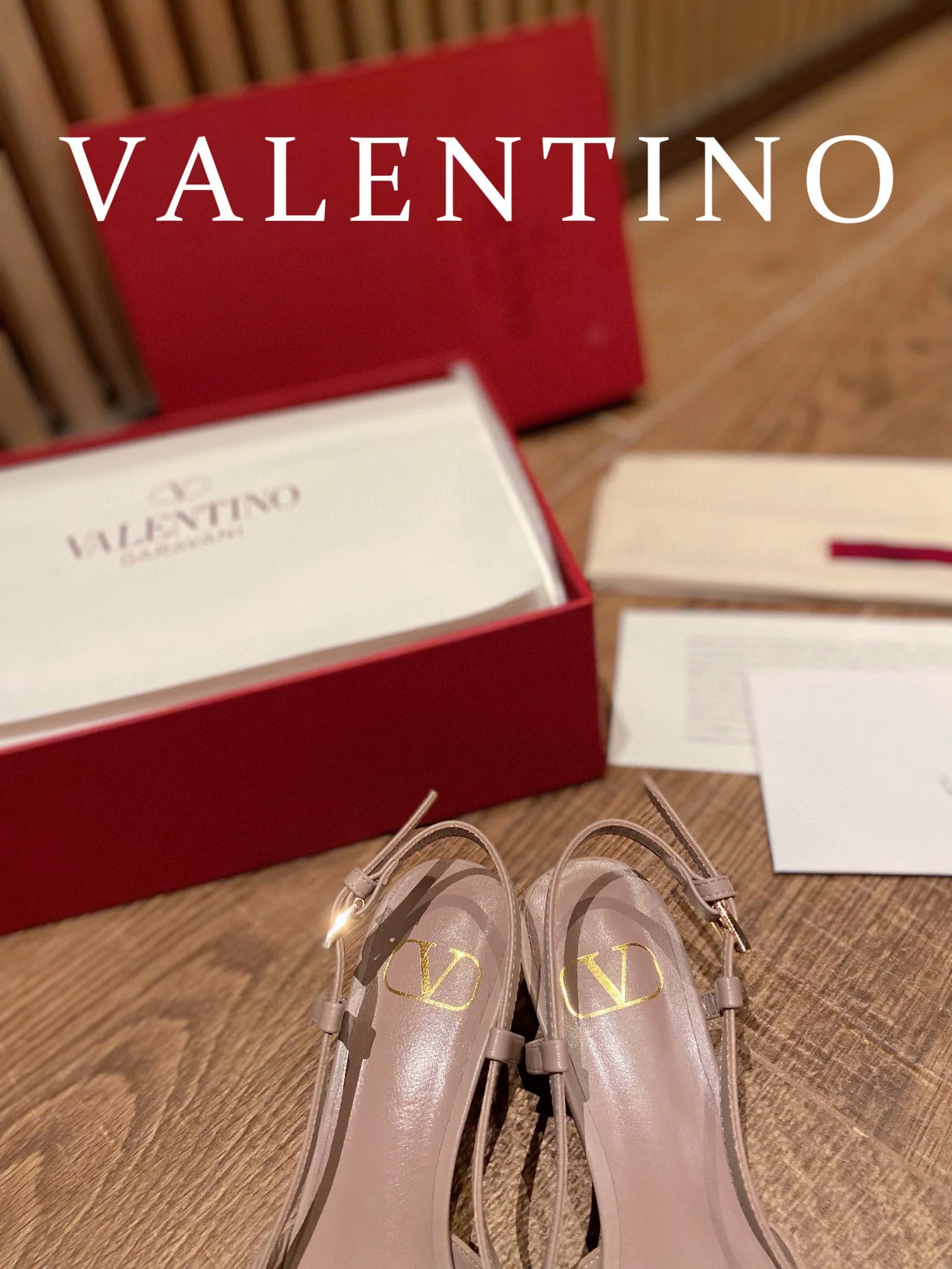 Туфли Valentino на каблуке с V-образным вырезом, бронзовой бриллиантовой пряжкой и открытой пяткой - розовые
