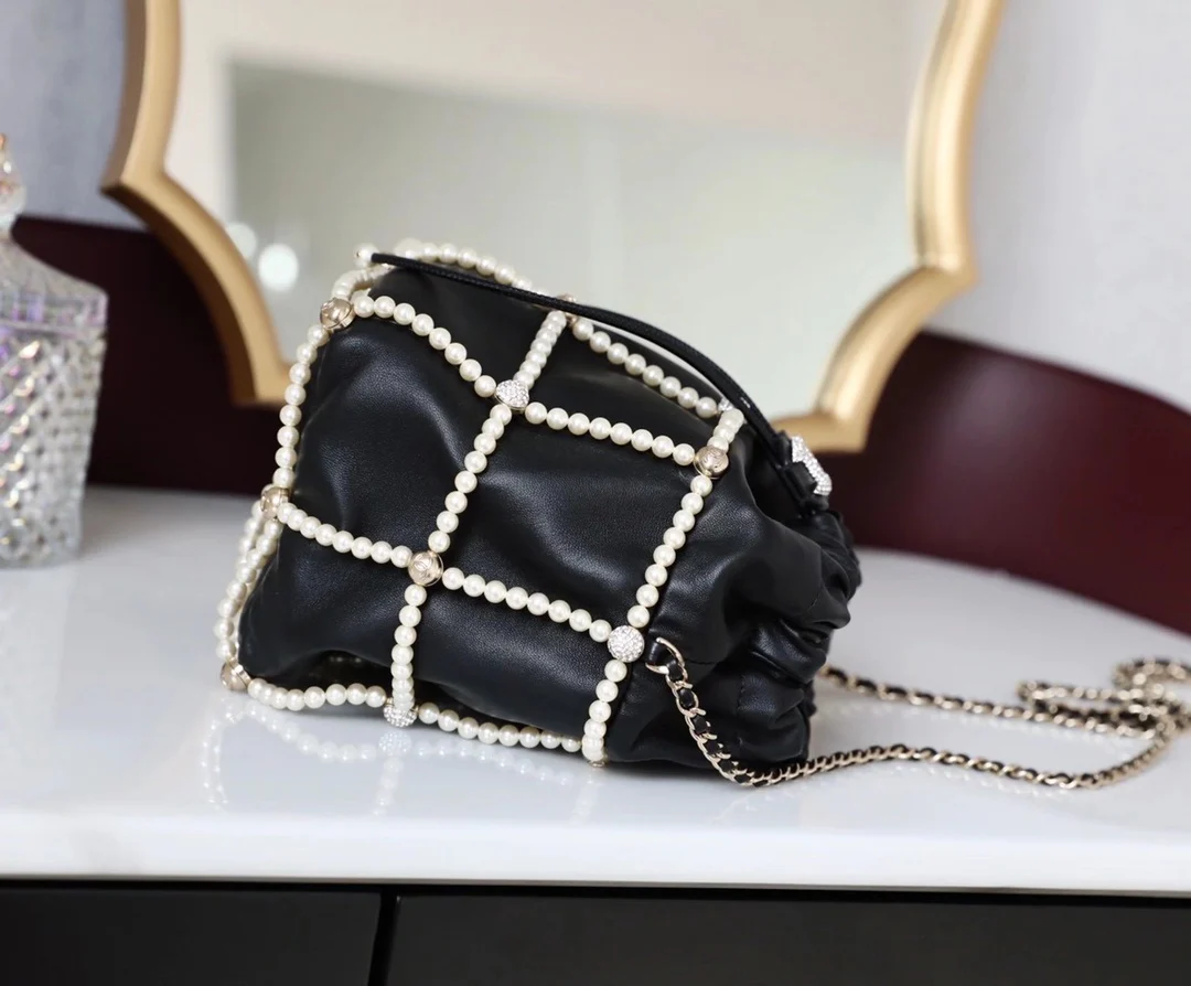 Сумка-ведро Chanel с жемчужным декором на завязках
