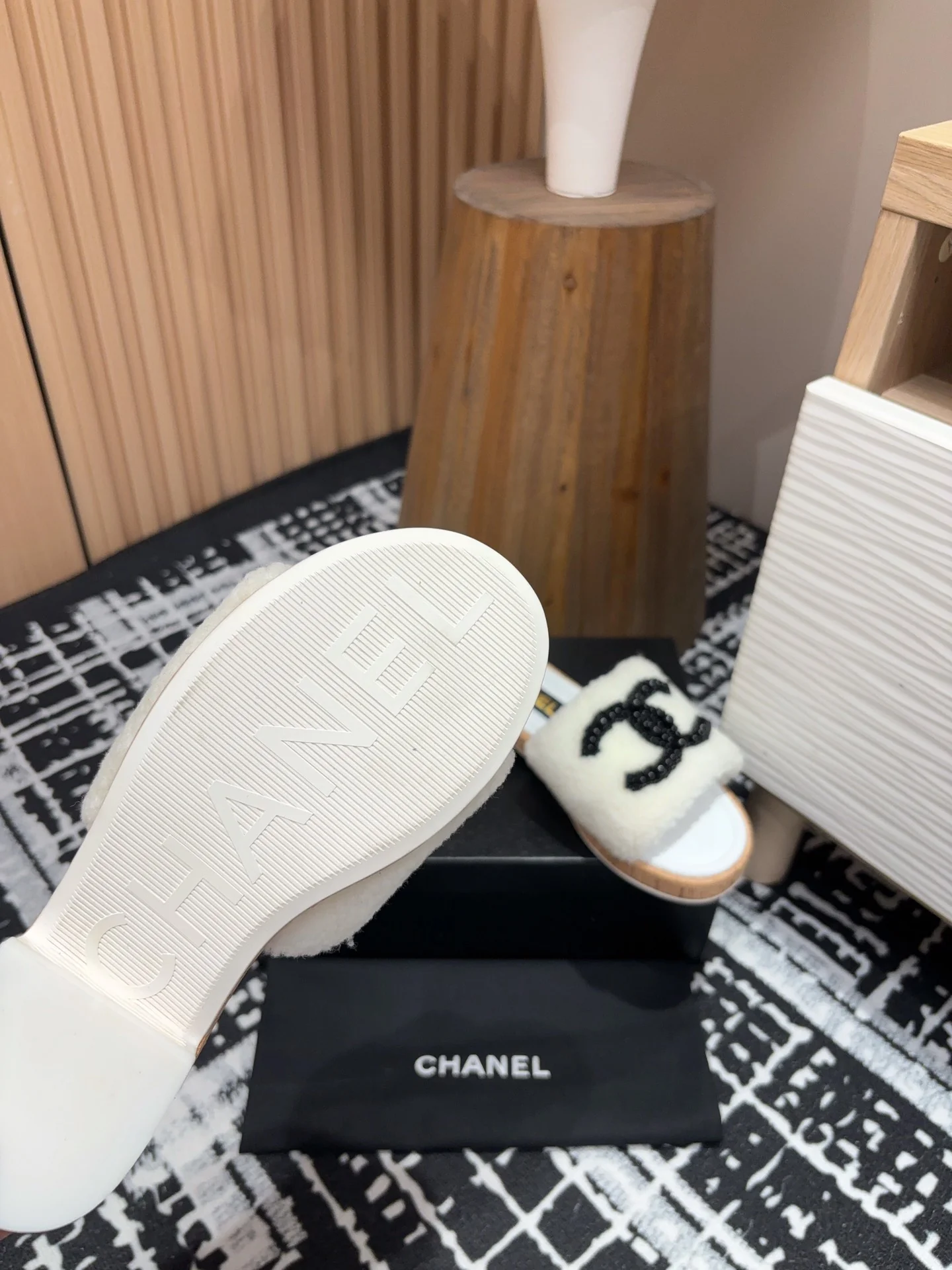 Шерстяные сандалии на низком каблуке Chanel 2024 — белые
