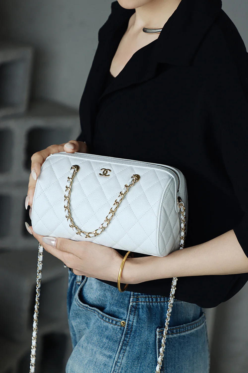 Мини-сумочка для боулинга Chanel 25p - белая с фурнитурой светло-золотистого цвета.