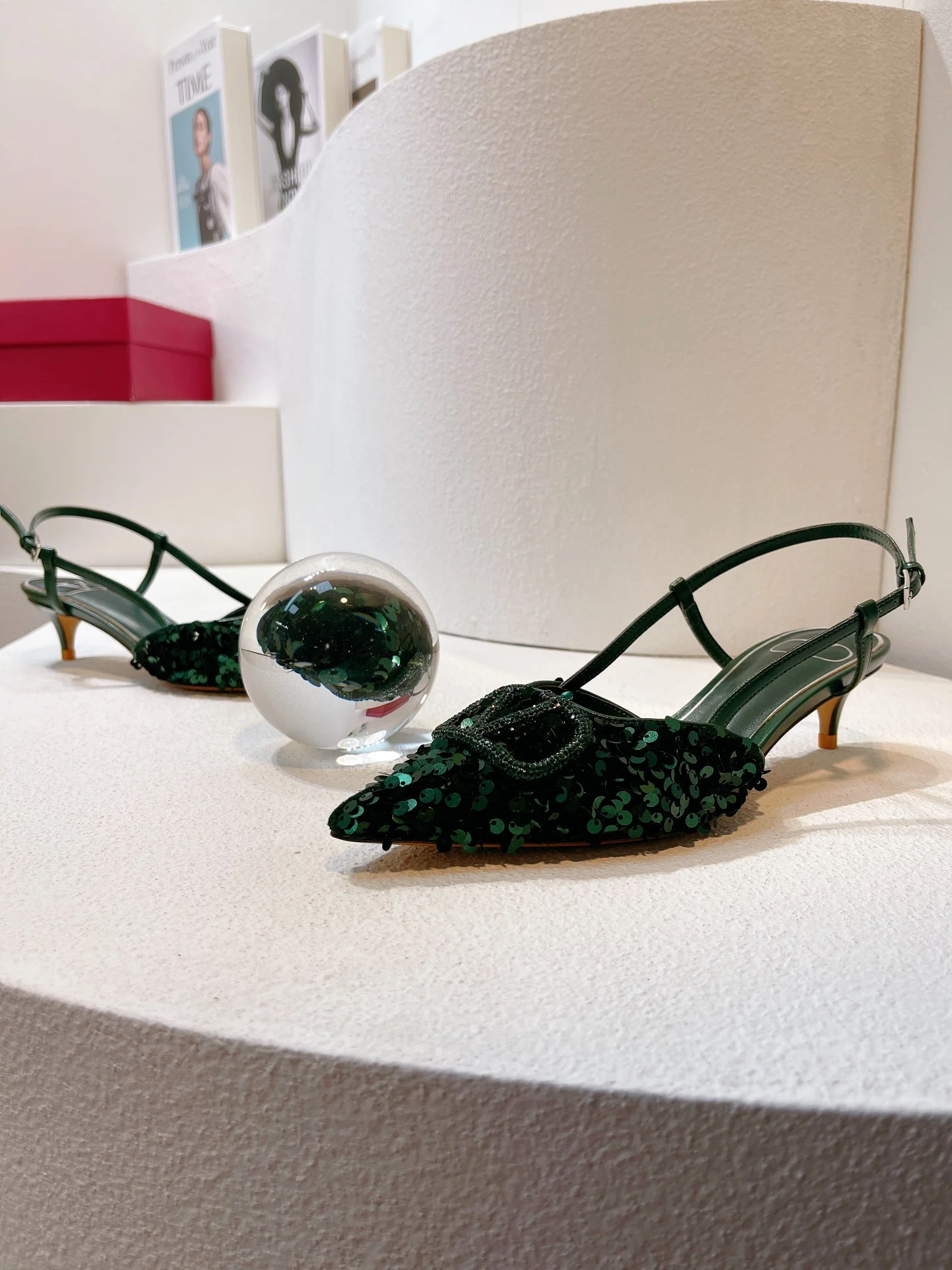 Новинка с официального сайта Valentino 2023 — Глянцевые босоножки на низком каблуке с острым носком — 4 см — Зеленые