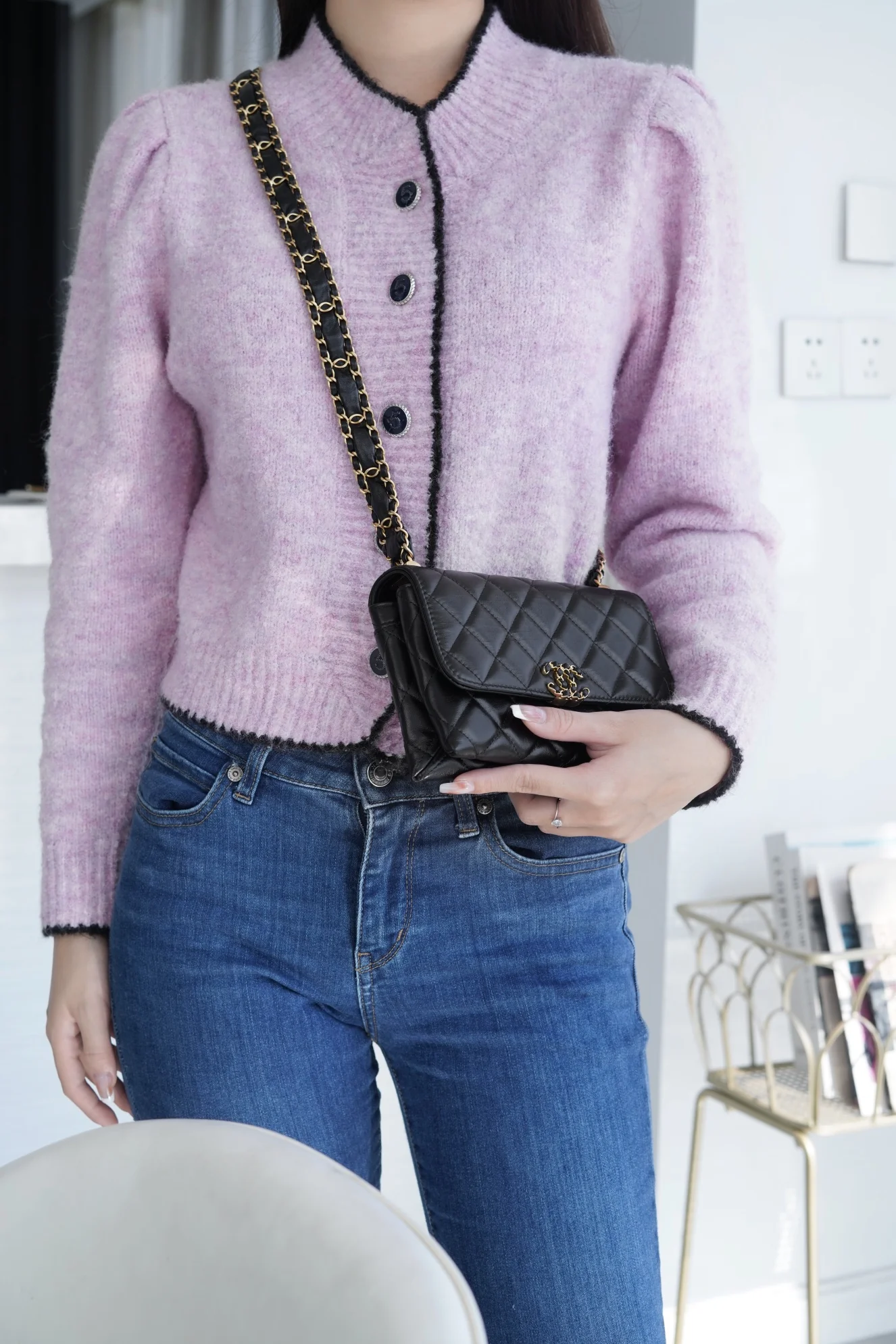 Коллекция Chanel осень/зима - 19 - Сумка ?Тофу? - Черная, широкий плечевой ремень, мятая кожа