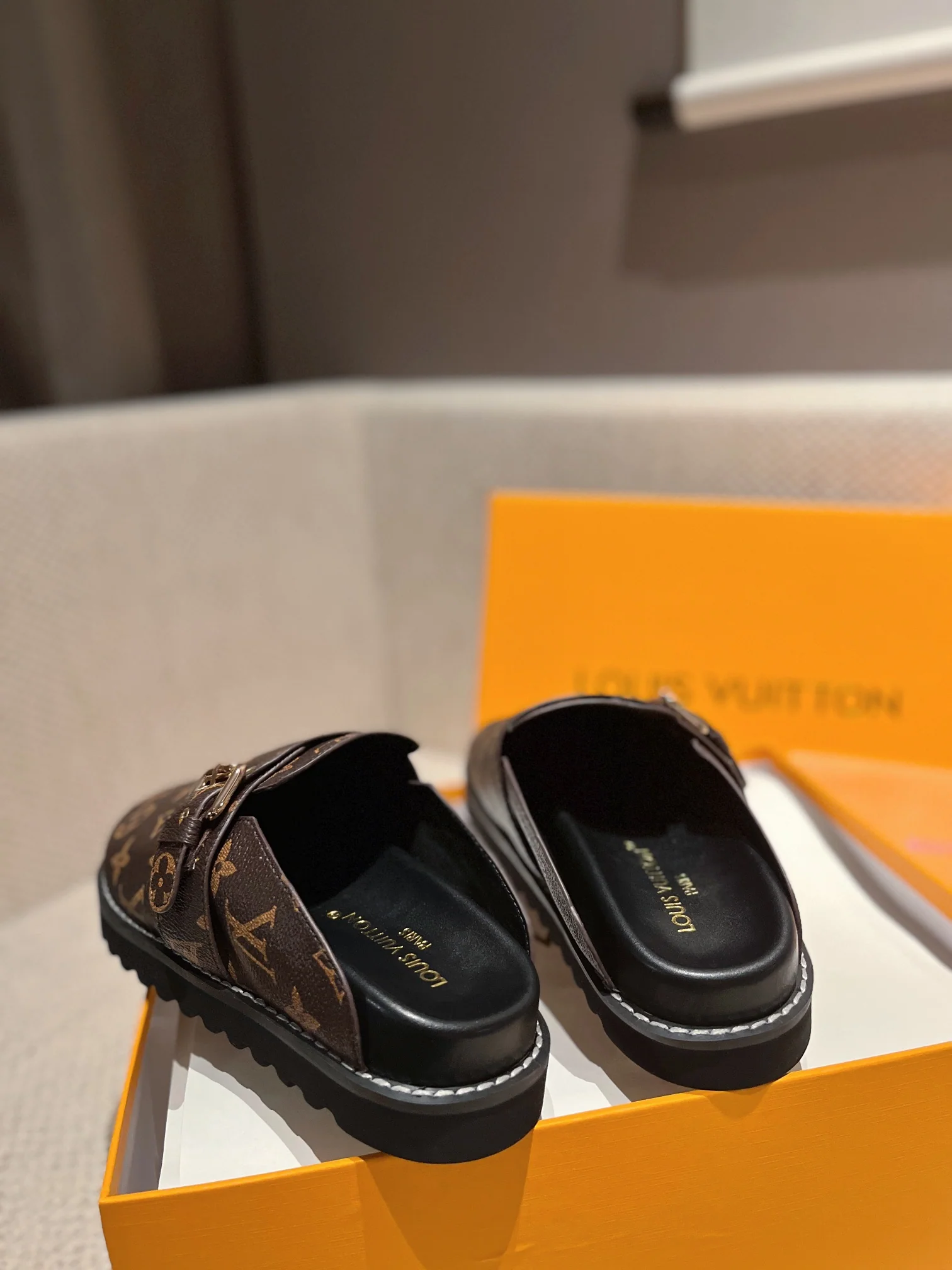 LV - Новинка сезона осень/зима 2022 - Меховые тапочки Birkenstock - Коричневые