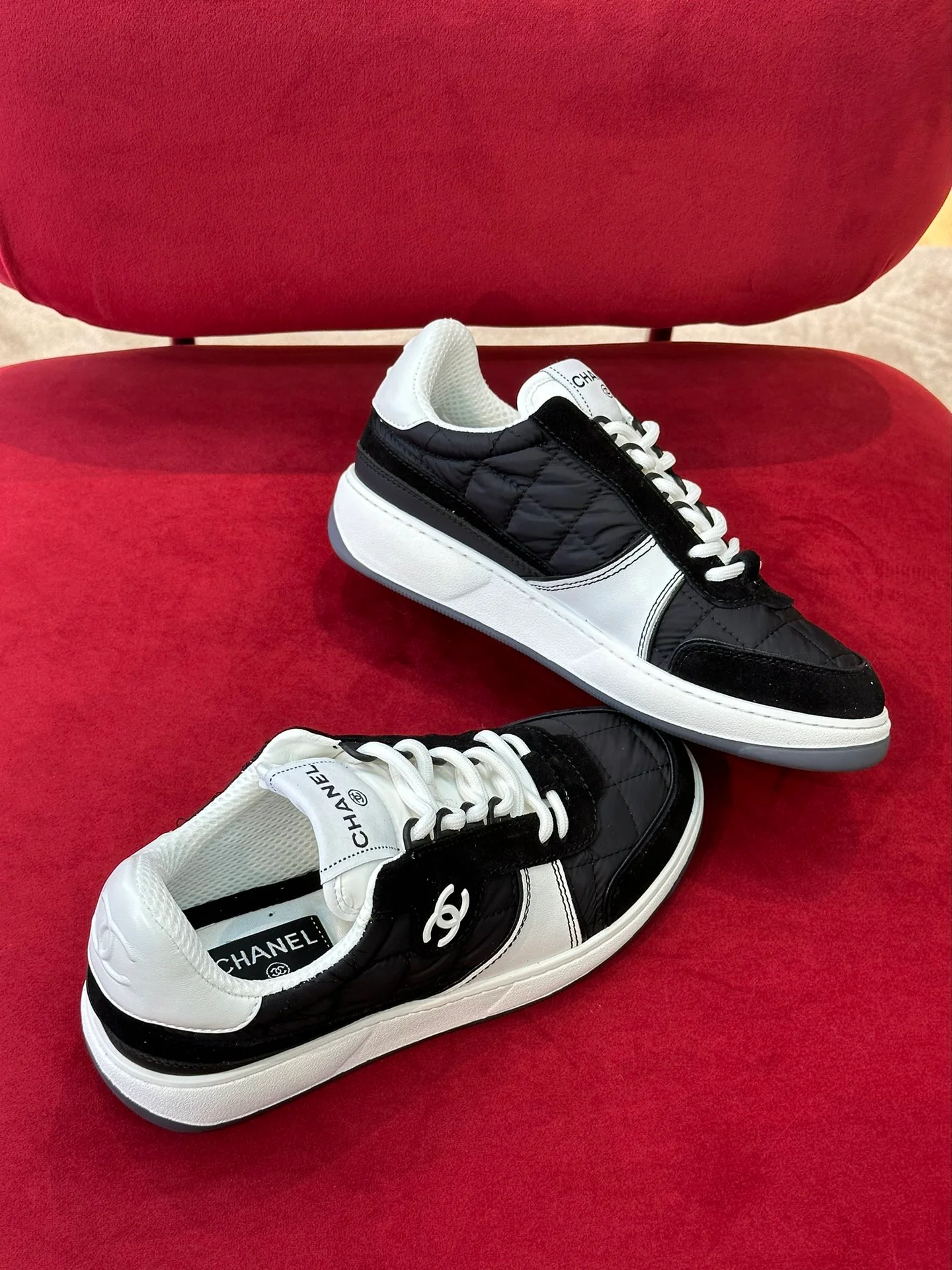 Новинка 2023 года от Chanel - Классические белые кроссовки, украшенные стразами Swarovski.