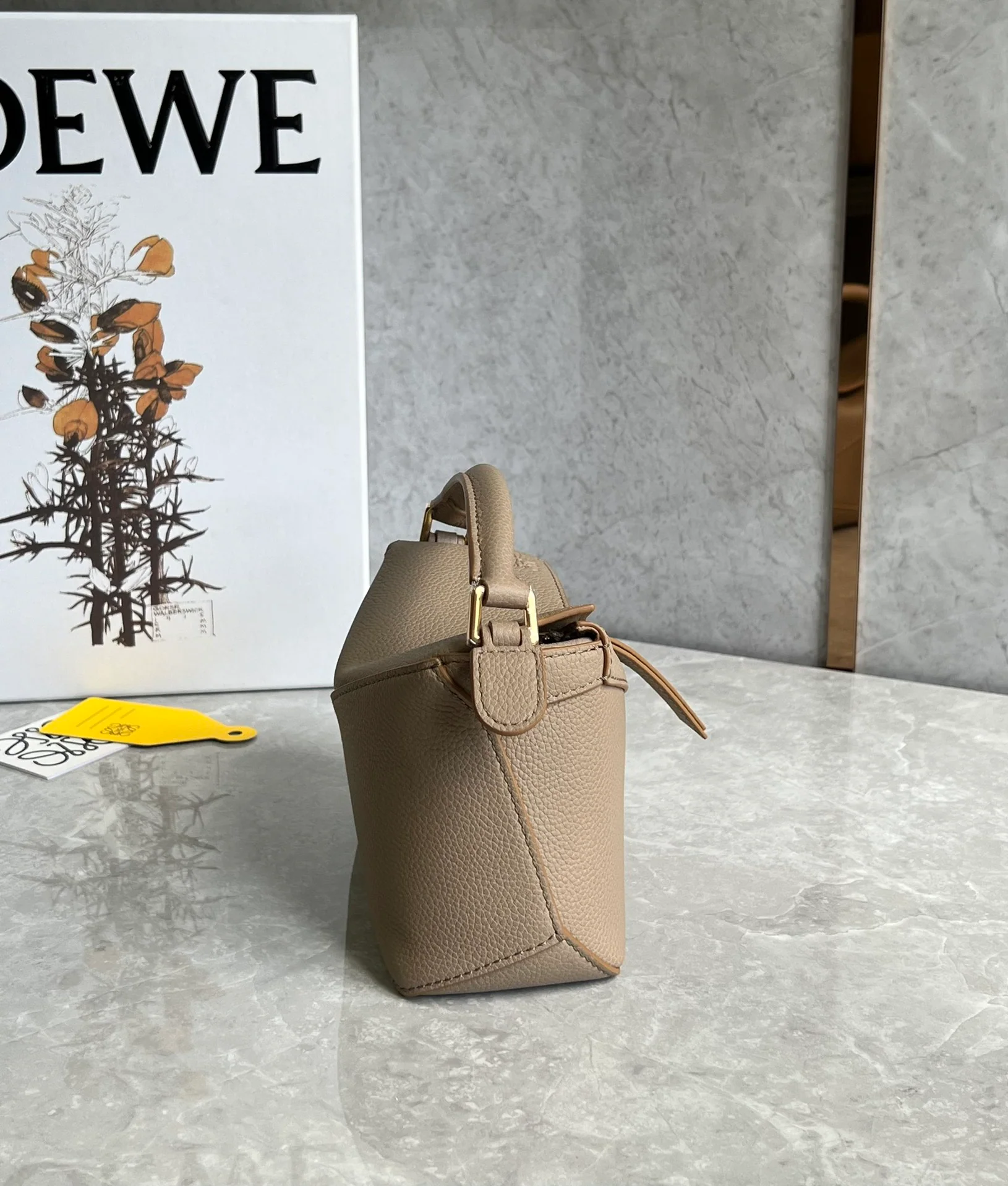 Миниатюрная кожаная модель Loewe Puzzle из телячьей кожи