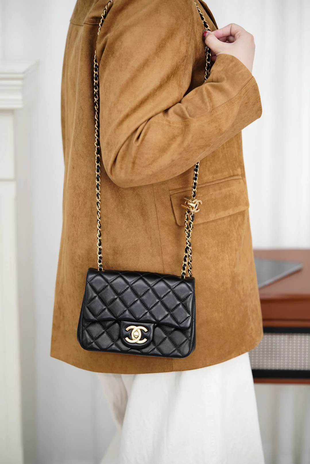Сумка Chanel 25B Double C Chain Square Fat Bag - черная, маленькая, с золотой пряжкой.