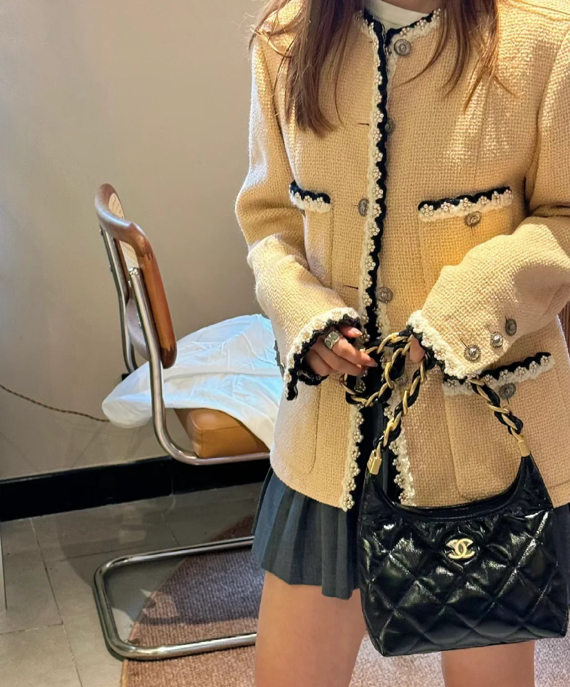 Сумка-хобо Chanel с массивной цепочкой на плечо - черная