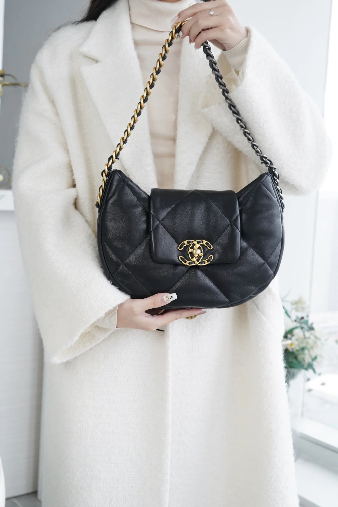 Новая коллекция Chanel ?Ранняя весна? — 24c — 19bag — сумка-хобо под мышкой — черная.