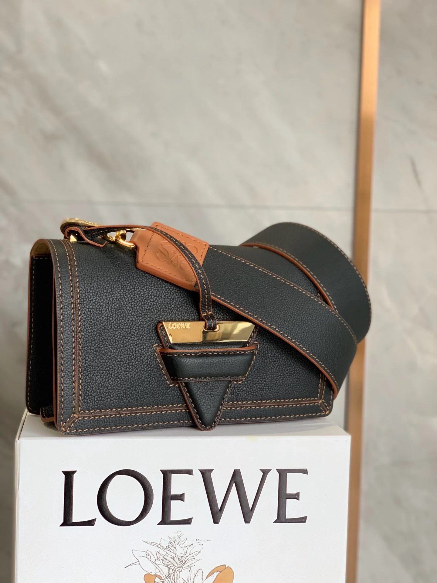 Треугольная сумка Loewe - мягкая зернистая телячья кожа - 1 шт.