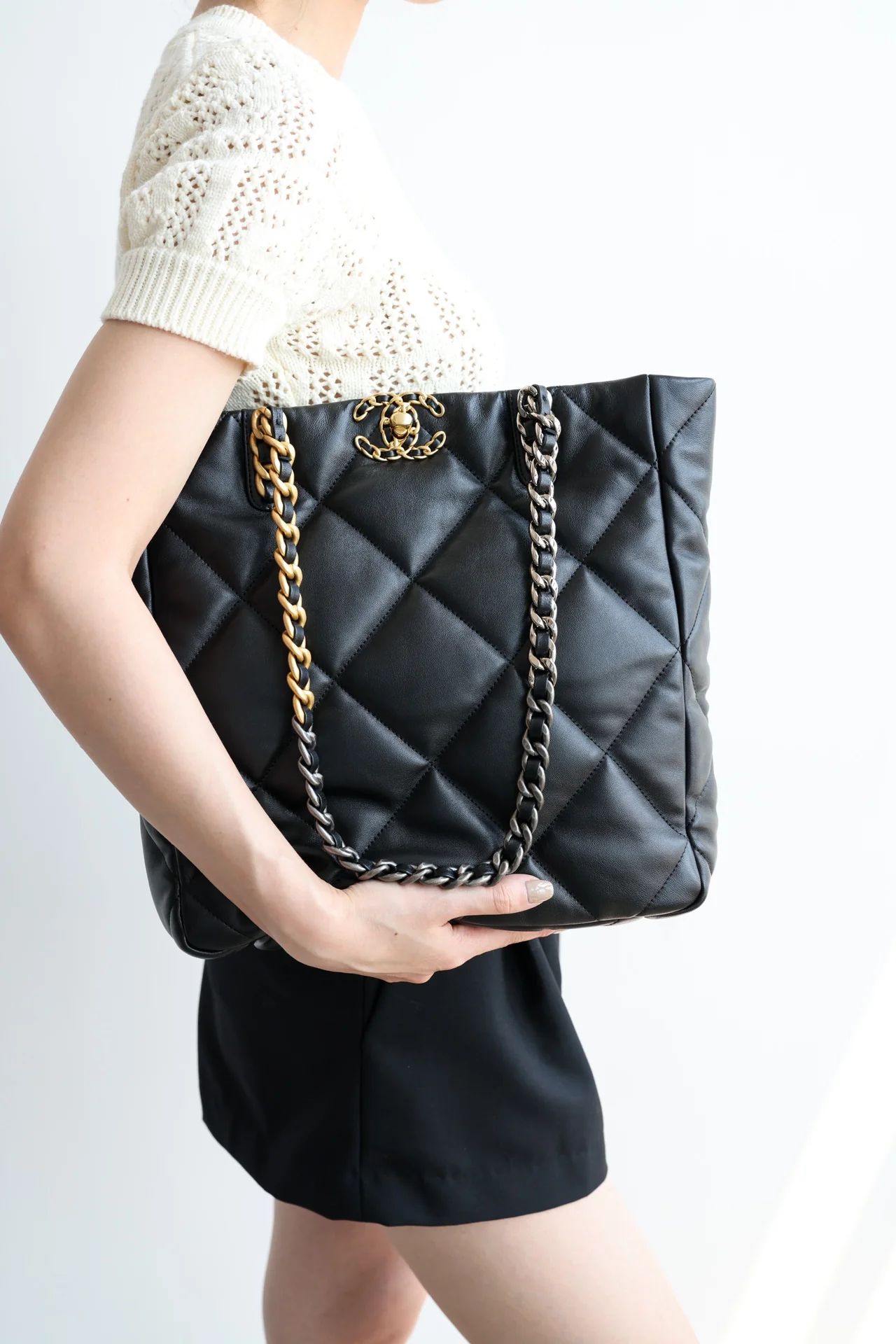 Новинка сезона осень/зима 2022 от Chanel - сумка-шоппер из 19 сумок - черно-золотая.