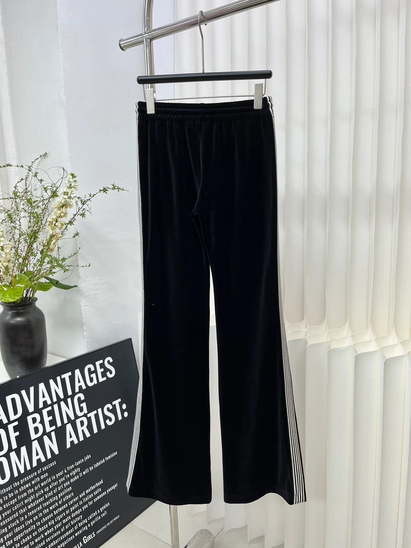 Коллекция Celine 2403-24 ?Ранняя весна?: Новые бархатные брюки