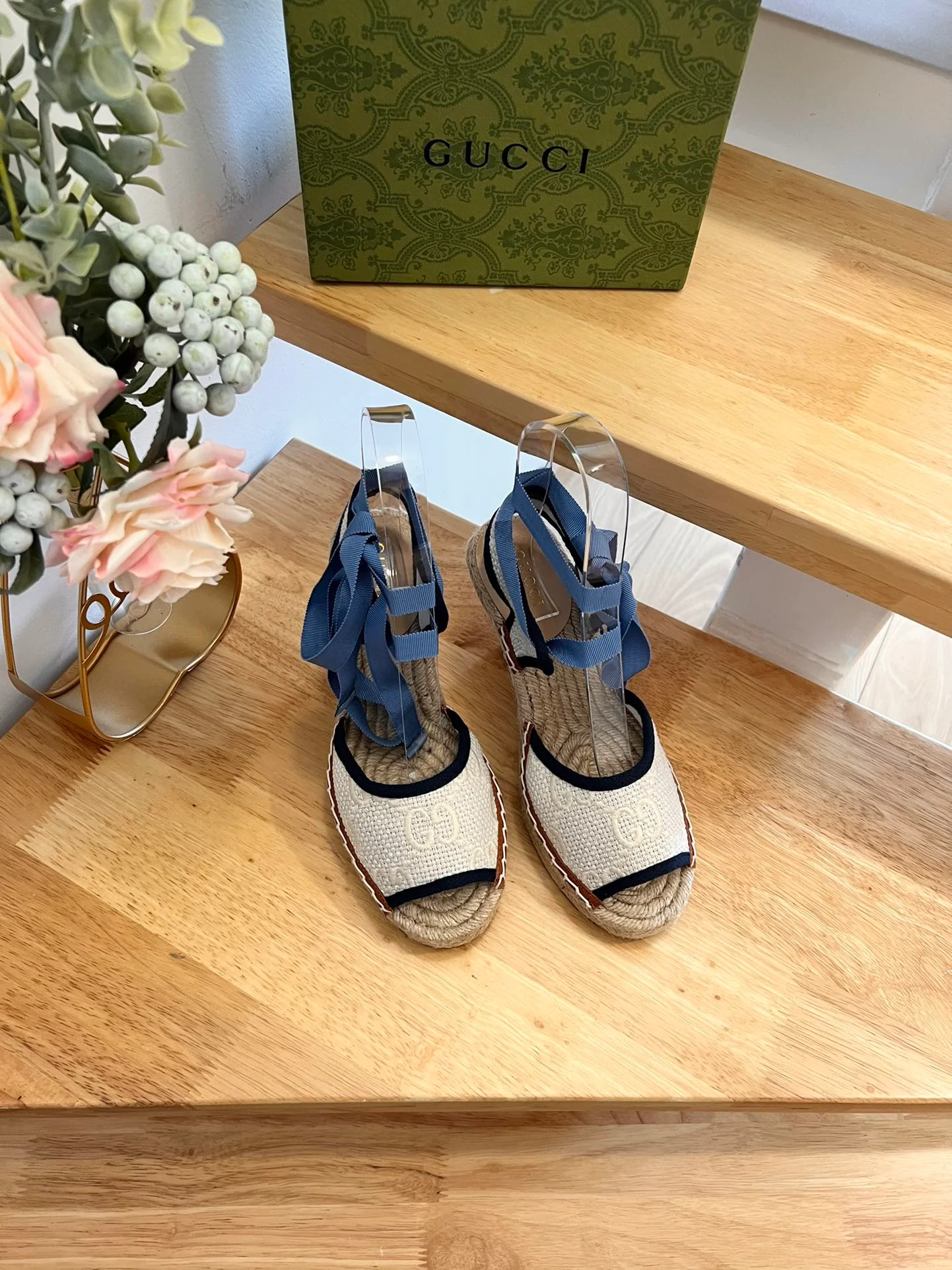 Новые поступления Gucci ранней весной 2023 года: туфли на ремешках из льняной парусины, сандалии на танкетке, джинсовые туфли на шнуровке.