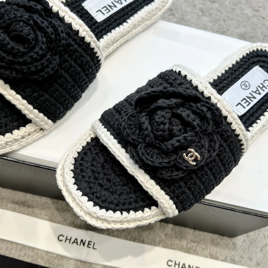 Новинка сезона весна/лето 2023 от Chanel - Плетеные тапочки с камелиями - Черные
