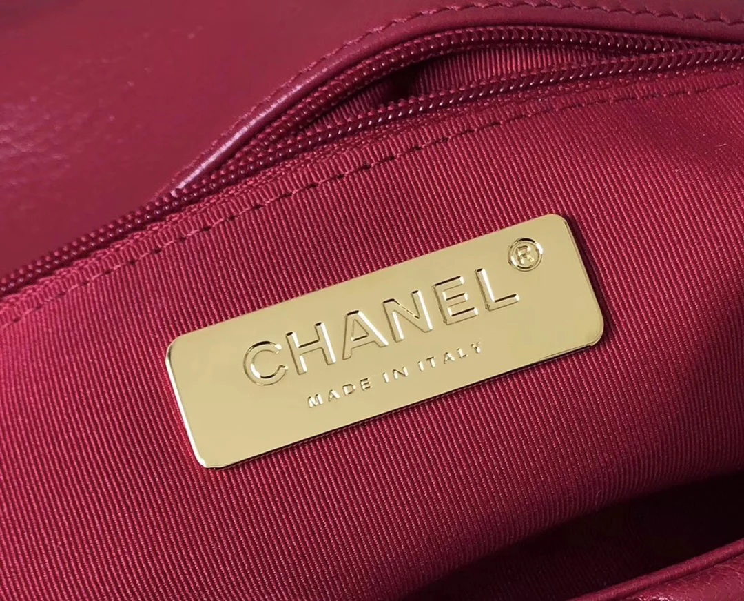 Сумка Chanel 19 — маленькая, сапфирово-красная.