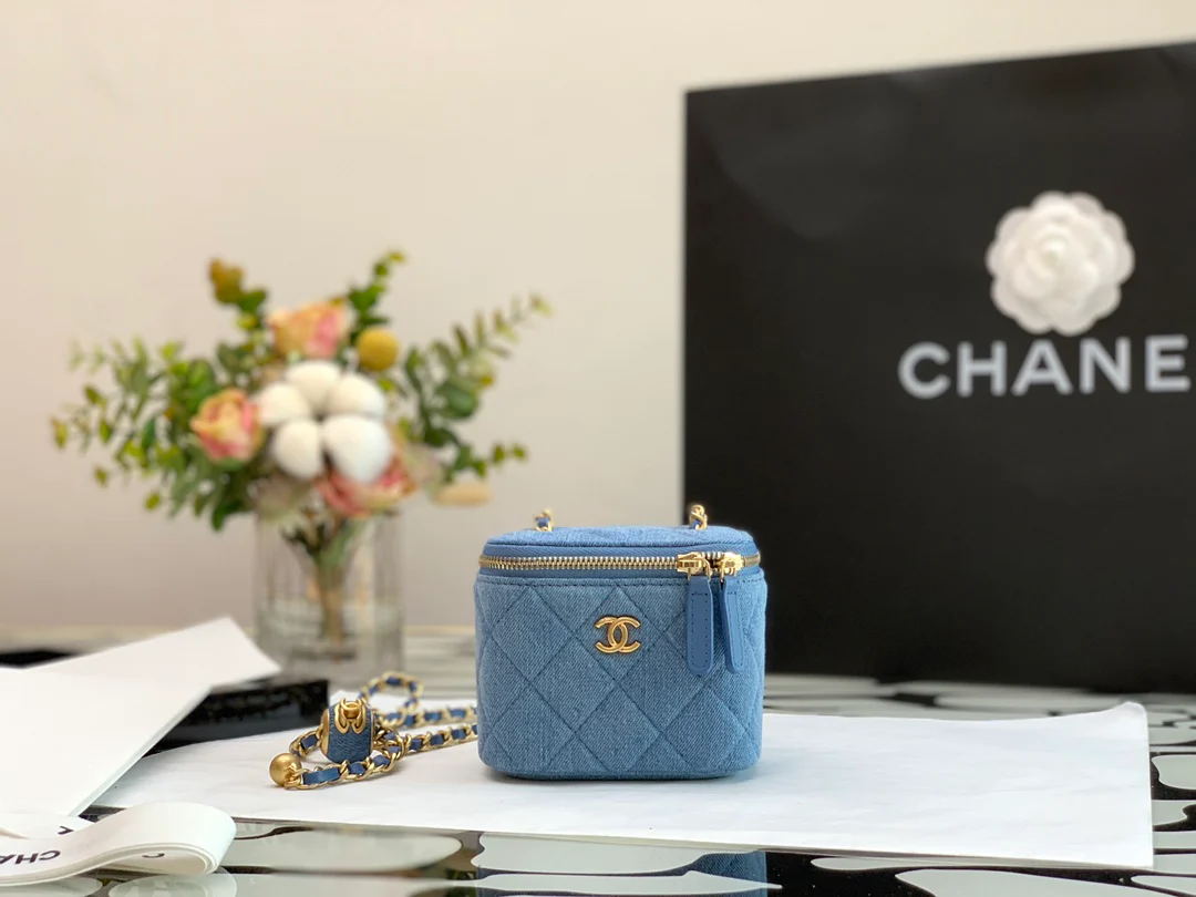 Маленькая квадратная коробочка Chanel Denim Gold Ball, светло-голубая.
