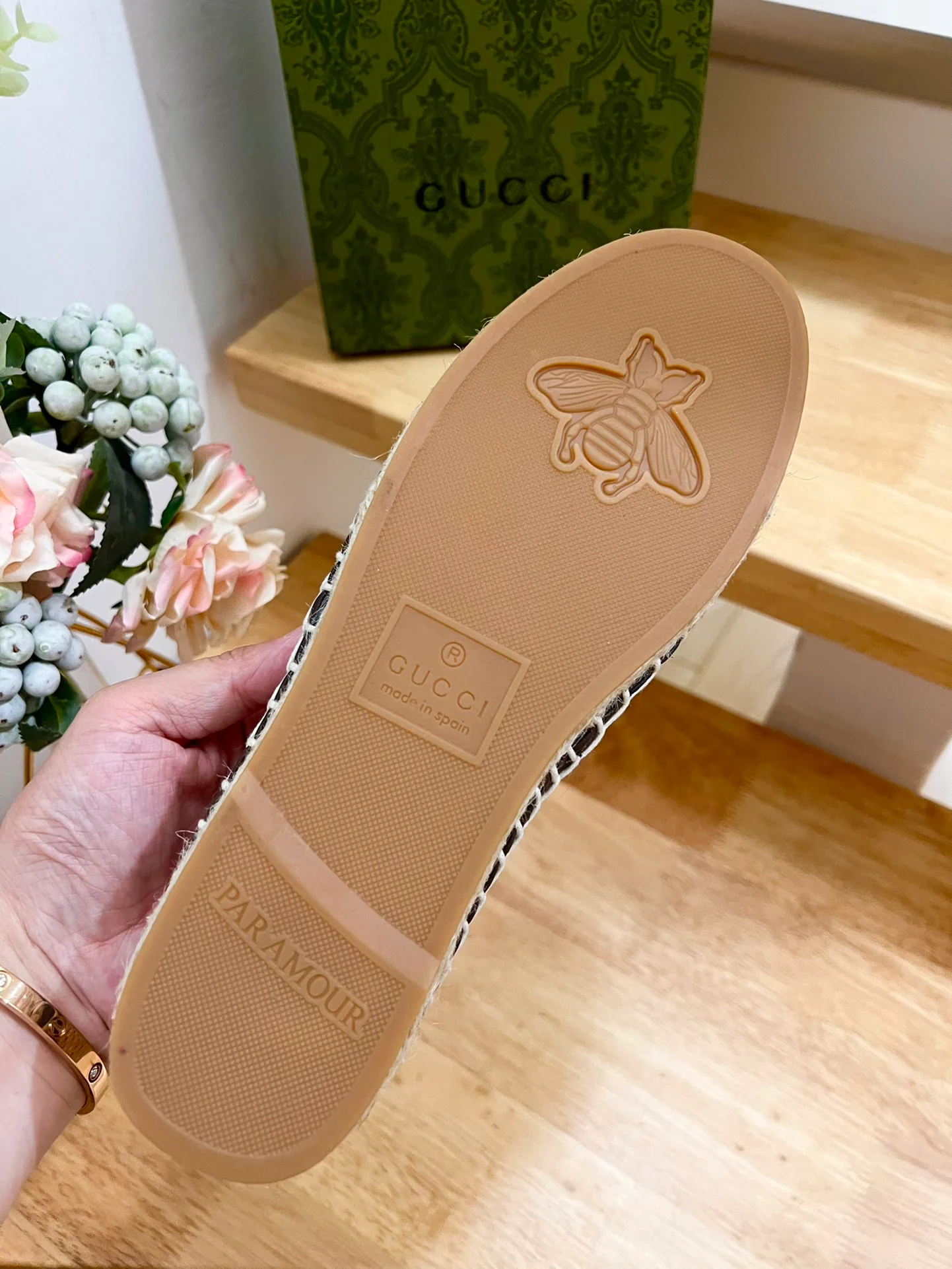 Новинка весны 2023 года от Gucci - балетки из льняной парусины с ремешком.