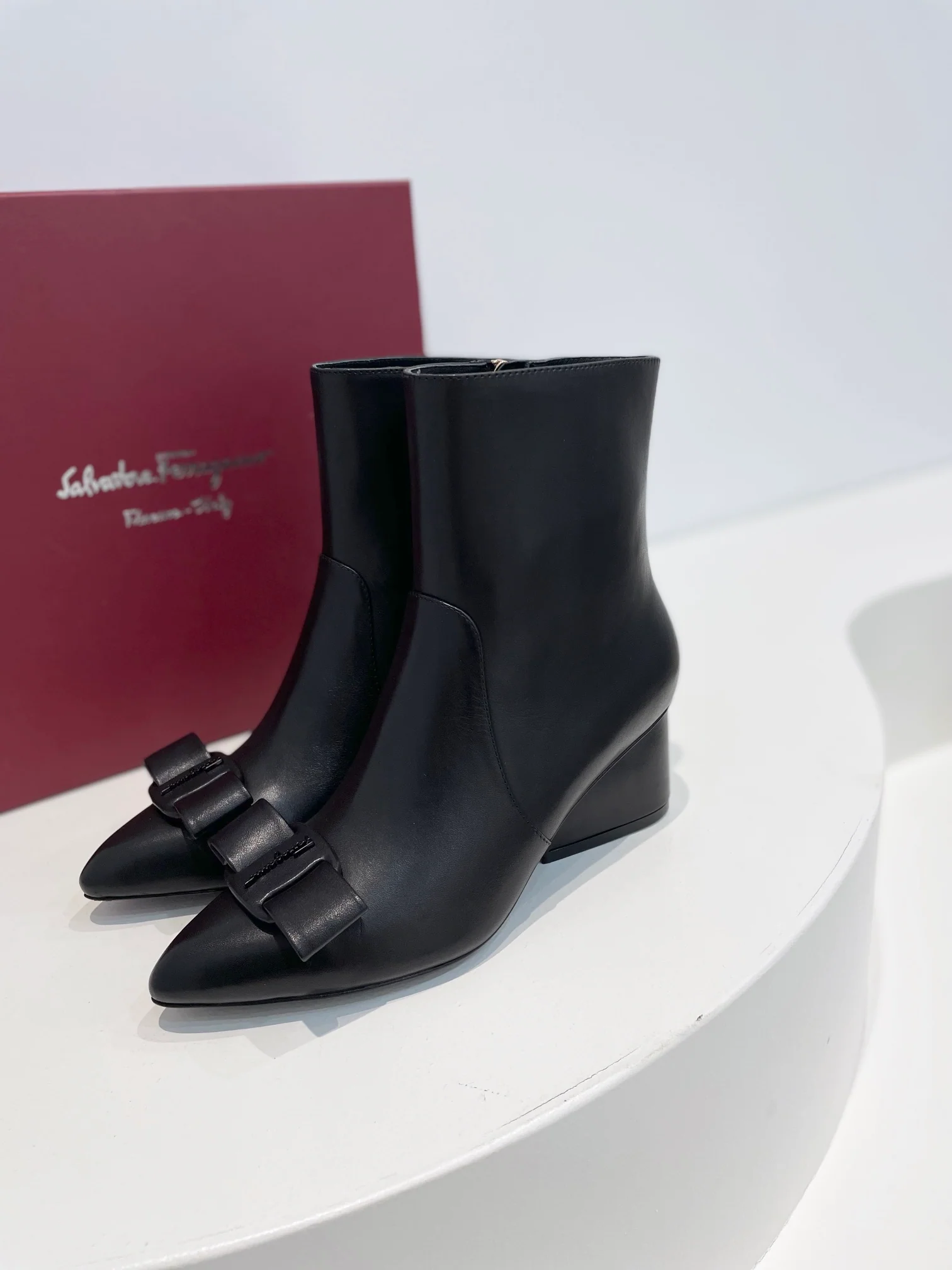 Новинка сезона осень/зима 2022 от Salvatore Ferragamo - ботильоны Viva Bow на массивном каблуке с застежкой-молнией и каплевидным вырезом.