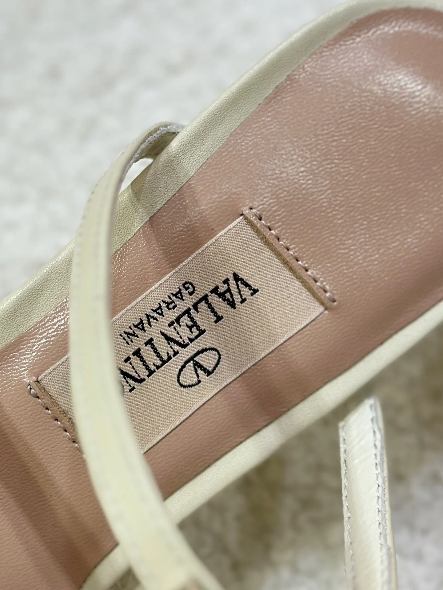 Сандалии Valentino 2024 с тремя ремешками и открытой пяткой - белые