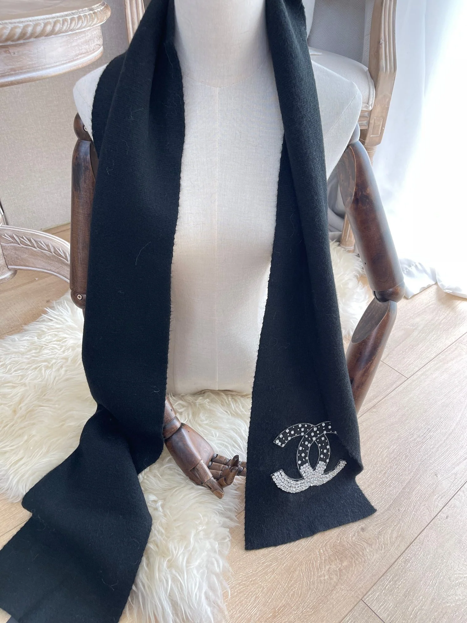 Chanel 22a Hidden Collection - Кашемировый шарф ручной работы, украшенный бриллиантами.