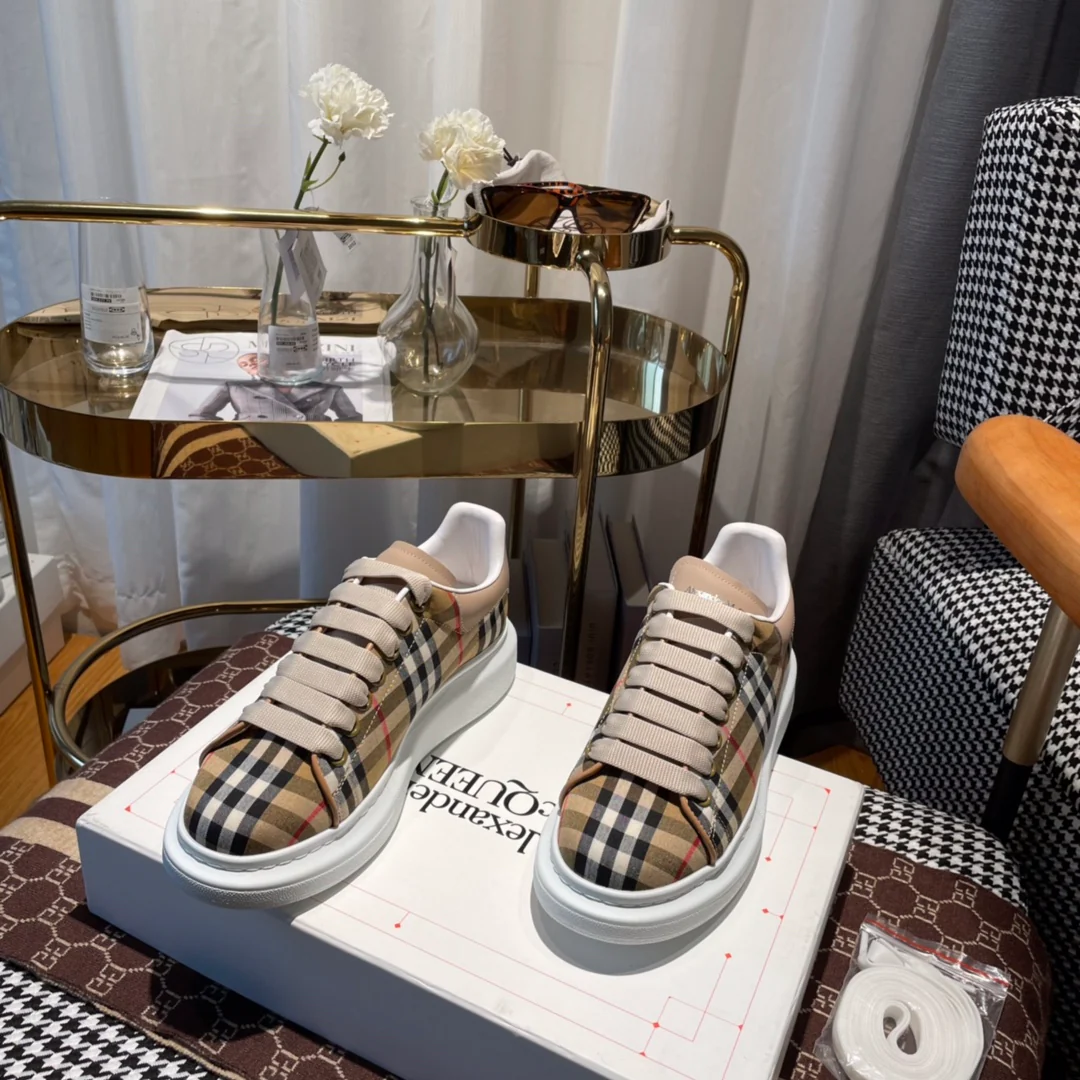 Классические белые кроссовки McQueen с клетчатым узором.