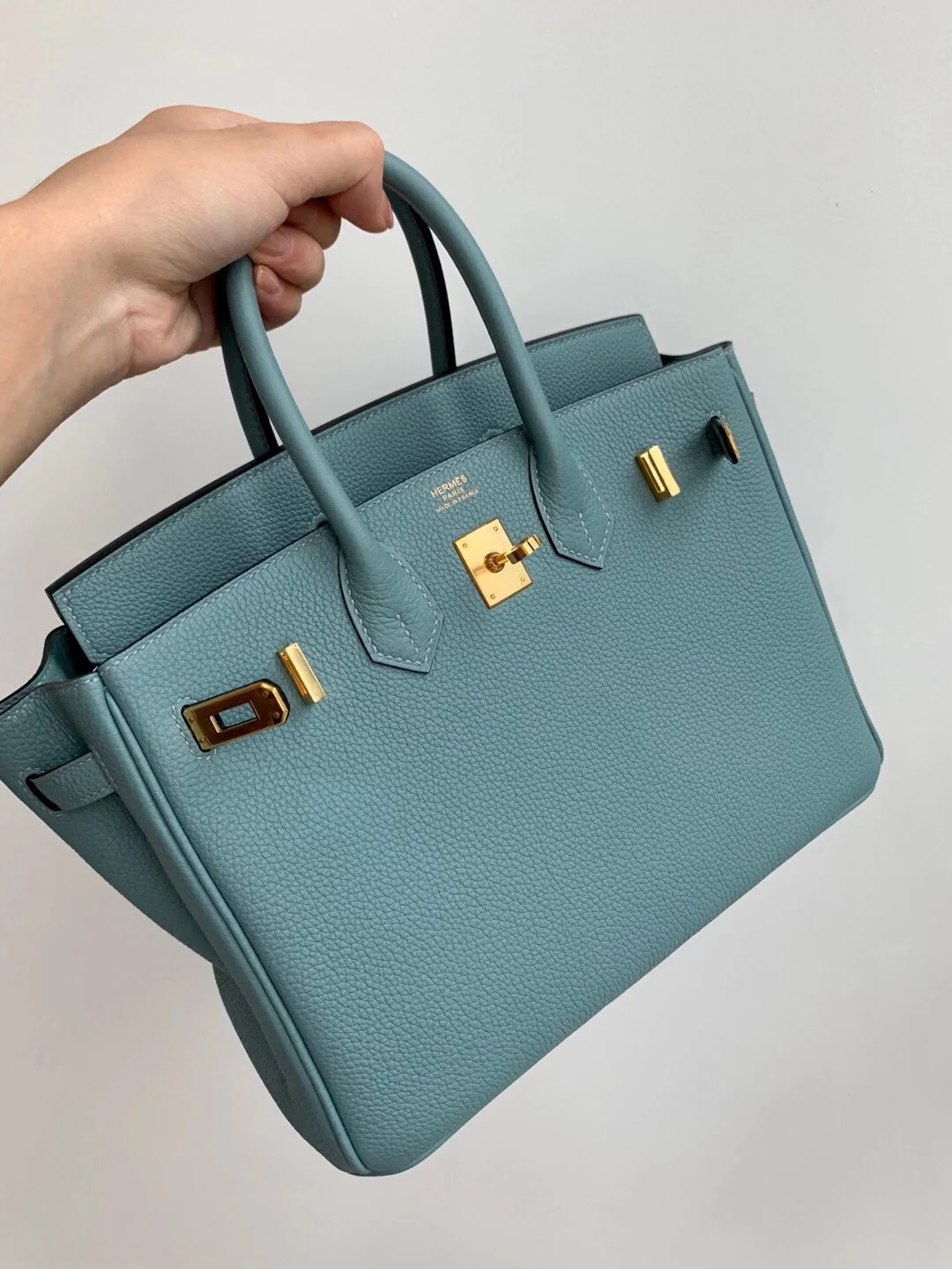 Сумка Hermes Birkin 25 Togo 7g небесно-голубого цвета с золотой пряжкой.