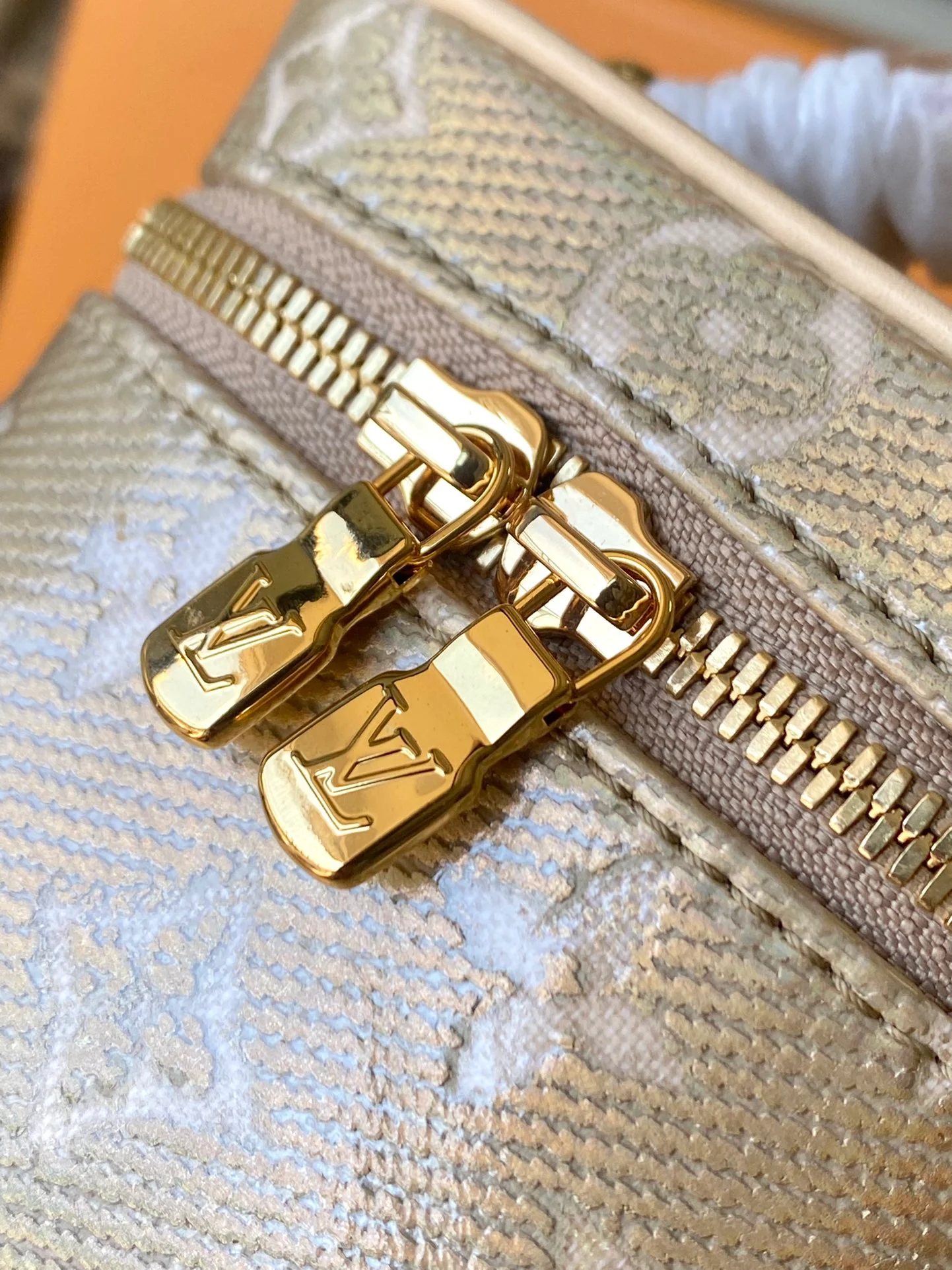 m82467-LV-микро-сумочка-золотая