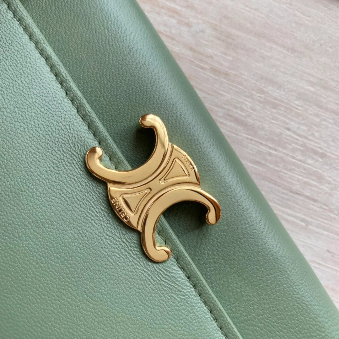 Celine TRIOMPHE 大号亮泽光滑羊皮革翻盖长夹