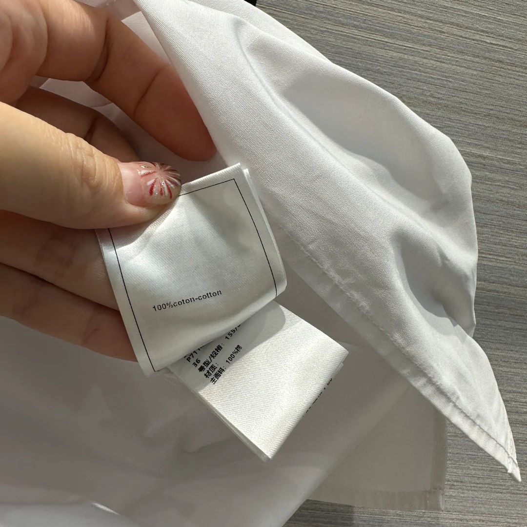 Chanel 2403 - Новинка начала весны: белые шорты Coco с двойным поясом из тесьмы C.