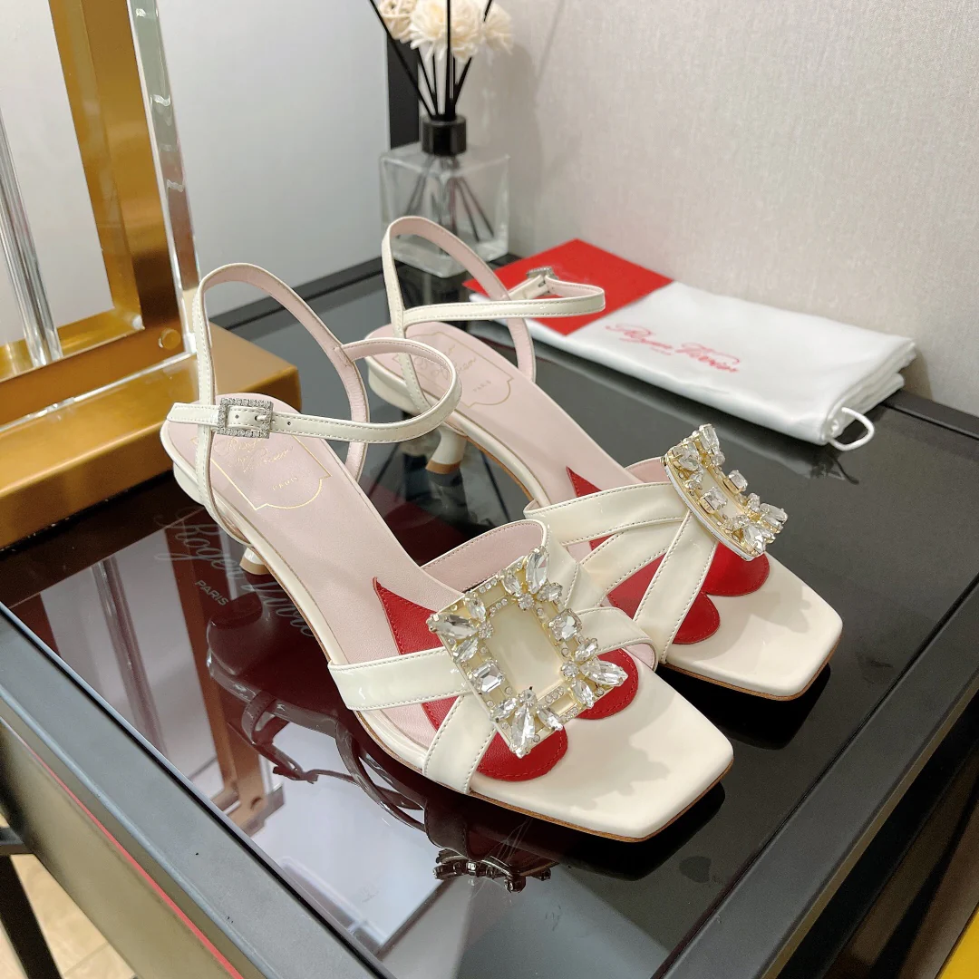 Туфли с пряжкой в ??форме буквы Р — бежевые на невысоком каблуке