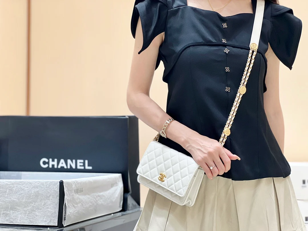 Сумка Chanel CF с цепочкой и монетками — зернистая кожа — большой размер — белая — фотографии в ношении.